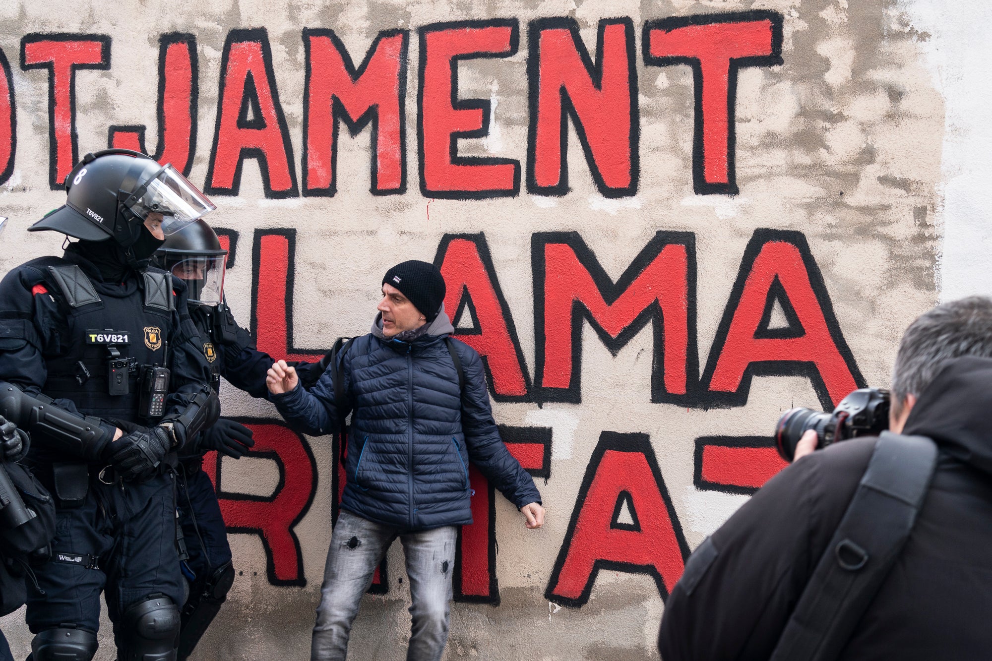 Aquest dimarts, dia 25 de març, s’ha produït el desallotjament del Kasalet i del Kalitxet a Terrassa. Hi ha hagut un amplíssim dispositiu dels Mossos d’Esquadra, que ha bloquejat el pas de vianants i vehicles durant més de dues hores la zona de la placeta de la Creu Gran, en ple Centre de la ciutat. Els membres dels centres okupats han ofert una resistència passiva, col·locant-se davant de les portes d’accés i obligant als agents a arrencar-los un a un. Finalment, han pogut rebentar les dues portes i entrar als edificis, i s’han identificat sis persones.