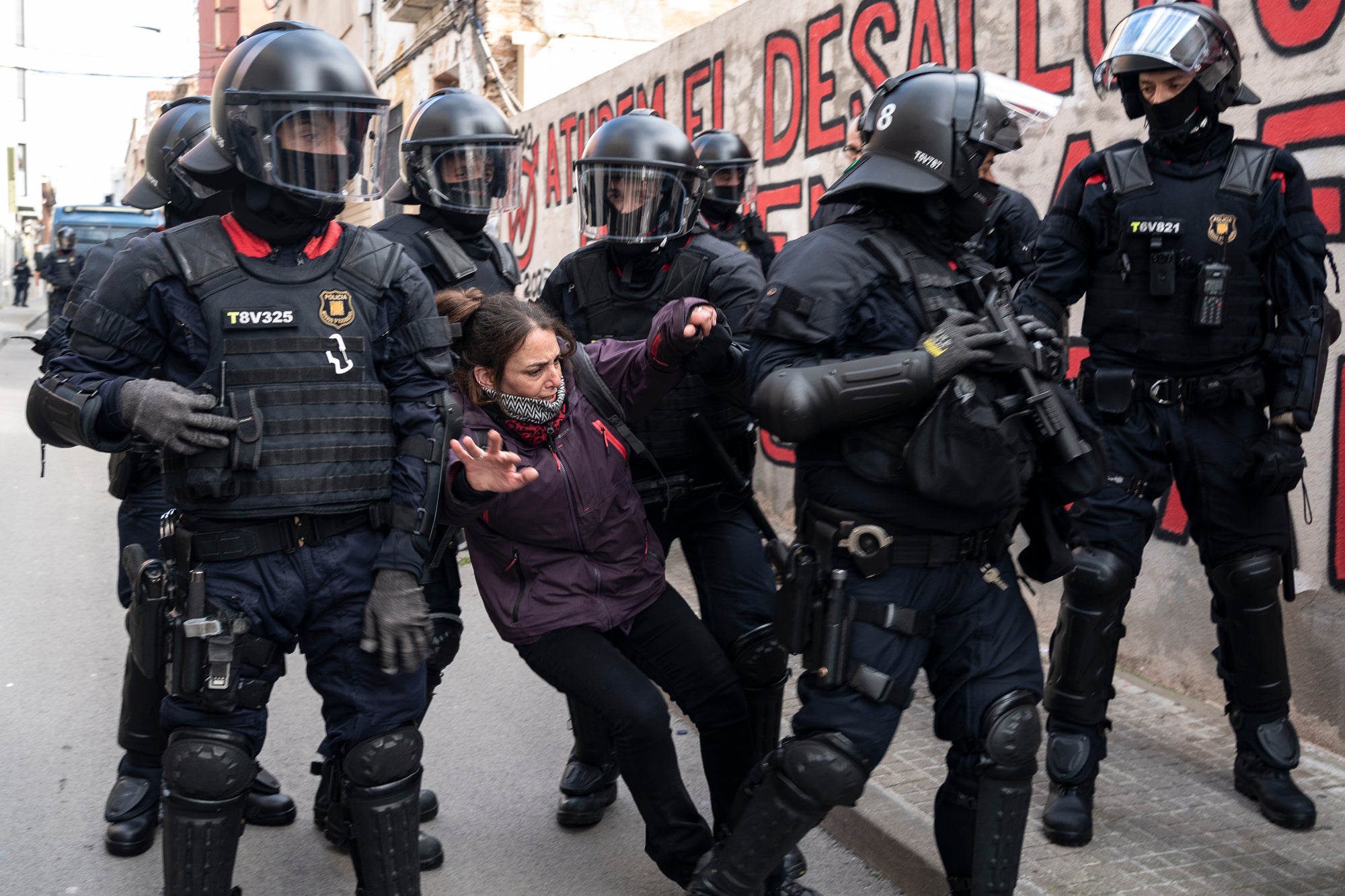 Aquest dimarts, dia 25 de març, s’ha produït el desallotjament del Kasalet i del Kalitxet a Terrassa. Hi ha hagut un amplíssim dispositiu dels Mossos d’Esquadra, que ha bloquejat el pas de vianants i vehicles durant més de dues hores la zona de la placeta de la Creu Gran, en ple Centre de la ciutat. Els membres dels centres okupats han ofert una resistència passiva, col·locant-se davant de les portes d’accés i obligant als agents a arrencar-los un a un. Finalment, han pogut rebentar les dues portes i entrar als edificis, i s’han identificat sis persones.