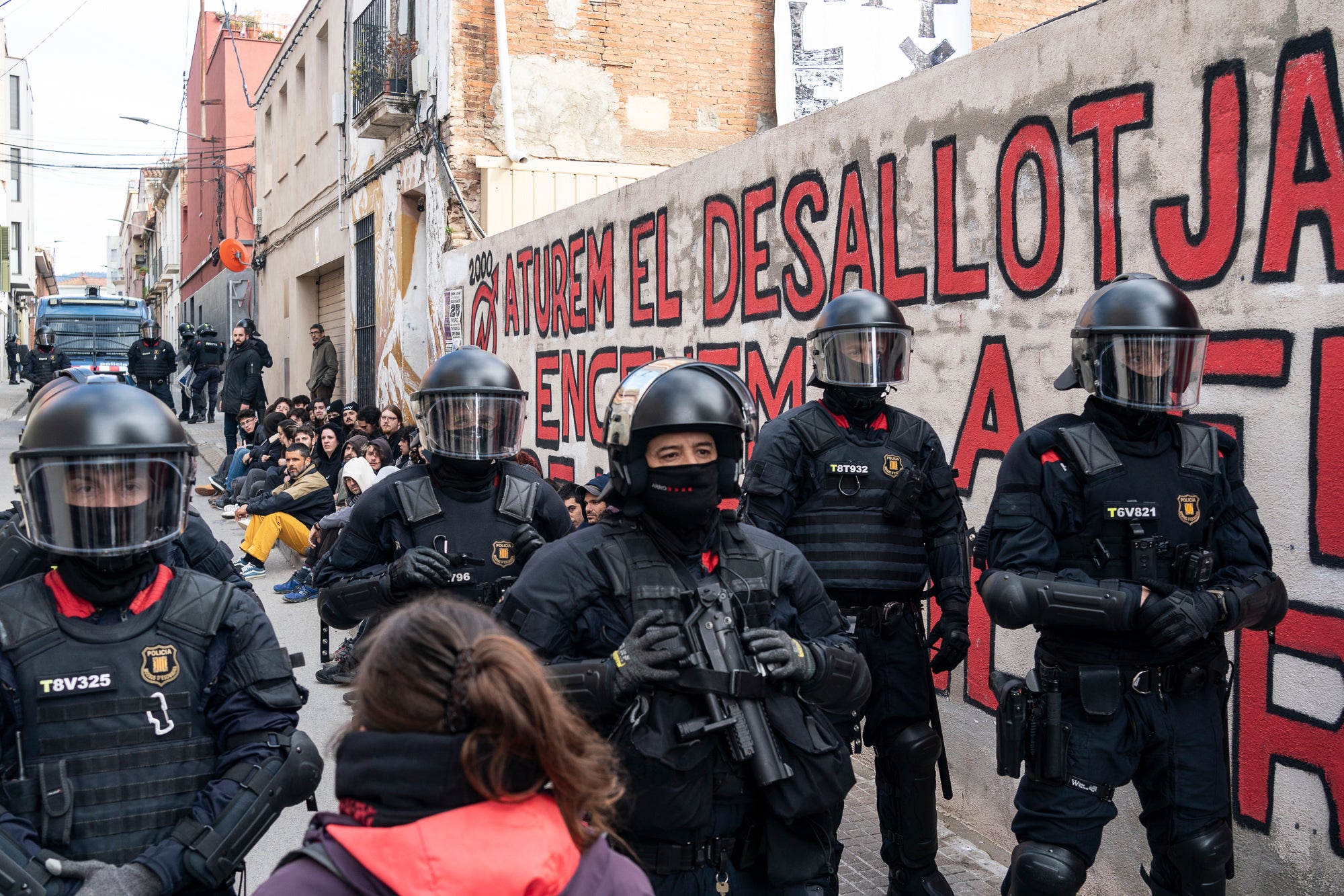 Aquest dimarts, dia 25 de març, s’ha produït el desallotjament del Kasalet i del Kalitxet a Terrassa. Hi ha hagut un amplíssim dispositiu dels Mossos d’Esquadra, que ha bloquejat el pas de vianants i vehicles durant més de dues hores la zona de la placeta de la Creu Gran, en ple Centre de la ciutat. Els membres dels centres okupats han ofert una resistència passiva, col·locant-se davant de les portes d’accés i obligant als agents a arrencar-los un a un. Finalment, han pogut rebentar les dues portes i entrar als edificis, i s’han identificat sis persones.