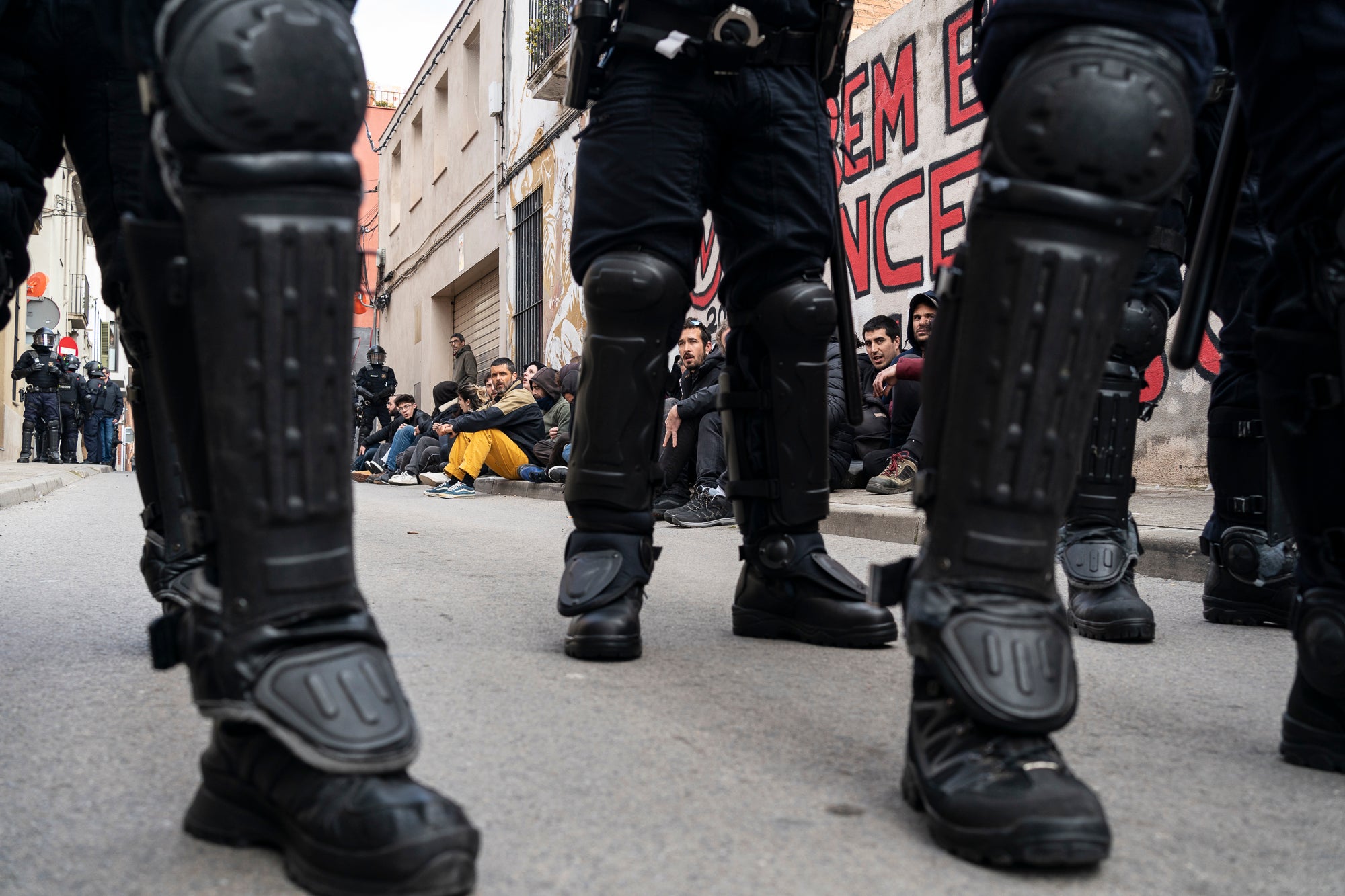 Aquest dimarts, dia 25 de març, s’ha produït el desallotjament del Kasalet i del Kalitxet a Terrassa. Hi ha hagut un amplíssim dispositiu dels Mossos d’Esquadra, que ha bloquejat el pas de vianants i vehicles durant més de dues hores la zona de la placeta de la Creu Gran, en ple Centre de la ciutat. Els membres dels centres okupats han ofert una resistència passiva, col·locant-se davant de les portes d’accés i obligant als agents a arrencar-los un a un. Finalment, han pogut rebentar les dues portes i entrar als edificis, i s’han identificat sis persones.