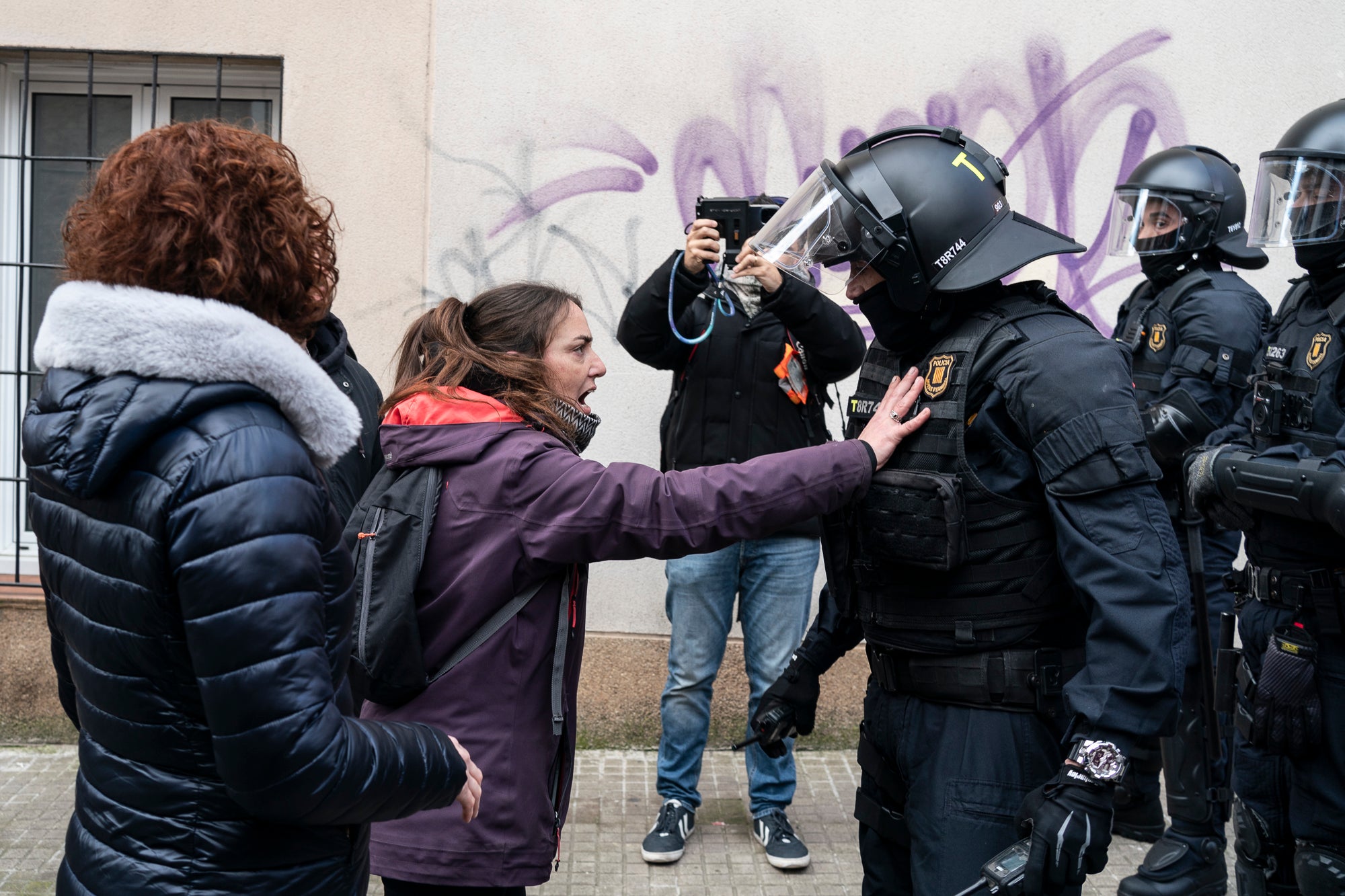 Aquest dimarts, dia 25 de març, s’ha produït el desallotjament del Kasalet i del Kalitxet a Terrassa. Hi ha hagut un amplíssim dispositiu dels Mossos d’Esquadra, que ha bloquejat el pas de vianants i vehicles durant més de dues hores la zona de la placeta de la Creu Gran, en ple Centre de la ciutat. Els membres dels centres okupats han ofert una resistència passiva, col·locant-se davant de les portes d’accés i obligant als agents a arrencar-los un a un. Finalment, han pogut rebentar les dues portes i entrar als edificis, i s’han identificat sis persones.