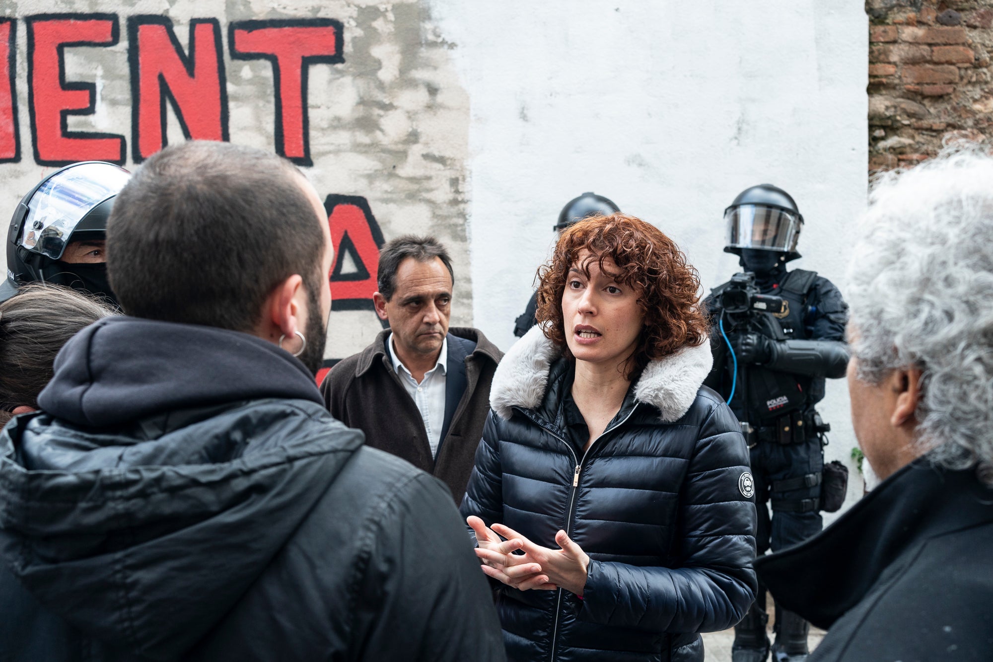 Aquest dimarts, dia 25 de març, s’ha produït el desallotjament del Kasalet i del Kalitxet a Terrassa. Hi ha hagut un amplíssim dispositiu dels Mossos d’Esquadra, que ha bloquejat el pas de vianants i vehicles durant més de dues hores la zona de la placeta de la Creu Gran, en ple Centre de la ciutat. Els membres dels centres okupats han ofert una resistència passiva, col·locant-se davant de les portes d’accés i obligant als agents a arrencar-los un a un. Finalment, han pogut rebentar les dues portes i entrar als edificis, i s’han identificat sis persones.