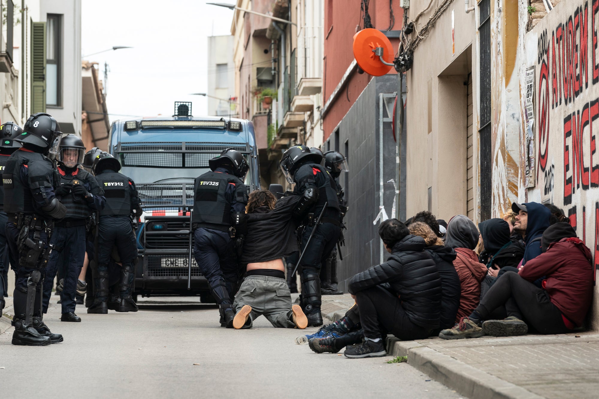 Aquest dimarts, dia 25 de març, s’ha produït el desallotjament del Kasalet i del Kalitxet a Terrassa. Hi ha hagut un amplíssim dispositiu dels Mossos d’Esquadra, que ha bloquejat el pas de vianants i vehicles durant més de dues hores la zona de la placeta de la Creu Gran, en ple Centre de la ciutat. Els membres dels centres okupats han ofert una resistència passiva, col·locant-se davant de les portes d’accés i obligant als agents a arrencar-los un a un. Finalment, han pogut rebentar les dues portes i entrar als edificis, i s’han identificat sis persones.