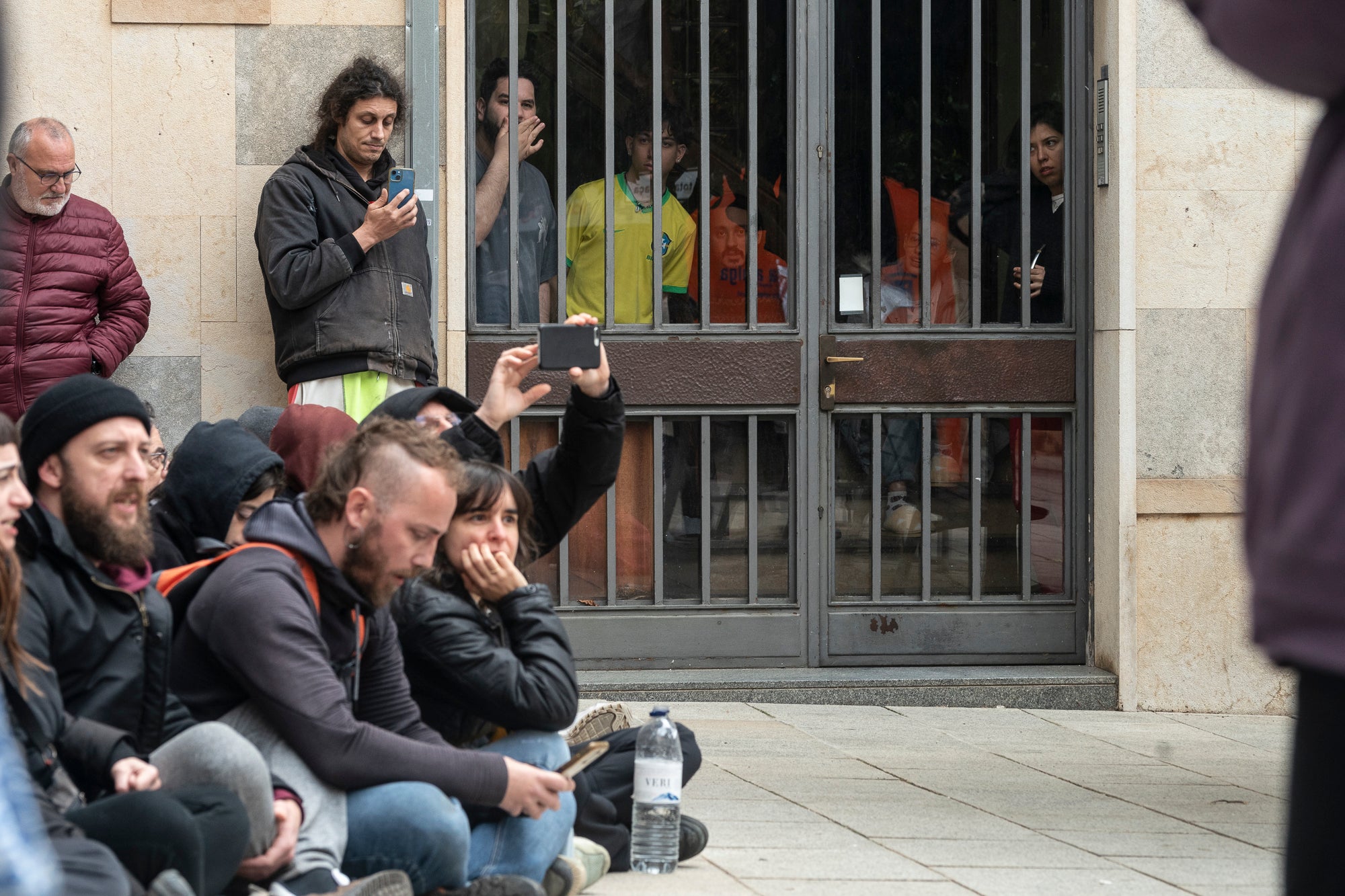 Aquest dimarts, dia 25 de març, s’ha produït el desallotjament del Kasalet i del Kalitxet a Terrassa. Hi ha hagut un amplíssim dispositiu dels Mossos d’Esquadra, que ha bloquejat el pas de vianants i vehicles durant més de dues hores la zona de la placeta de la Creu Gran, en ple Centre de la ciutat. Els membres dels centres okupats han ofert una resistència passiva, col·locant-se davant de les portes d’accés i obligant als agents a arrencar-los un a un. Finalment, han pogut rebentar les dues portes i entrar als edificis, i s’han identificat sis persones.