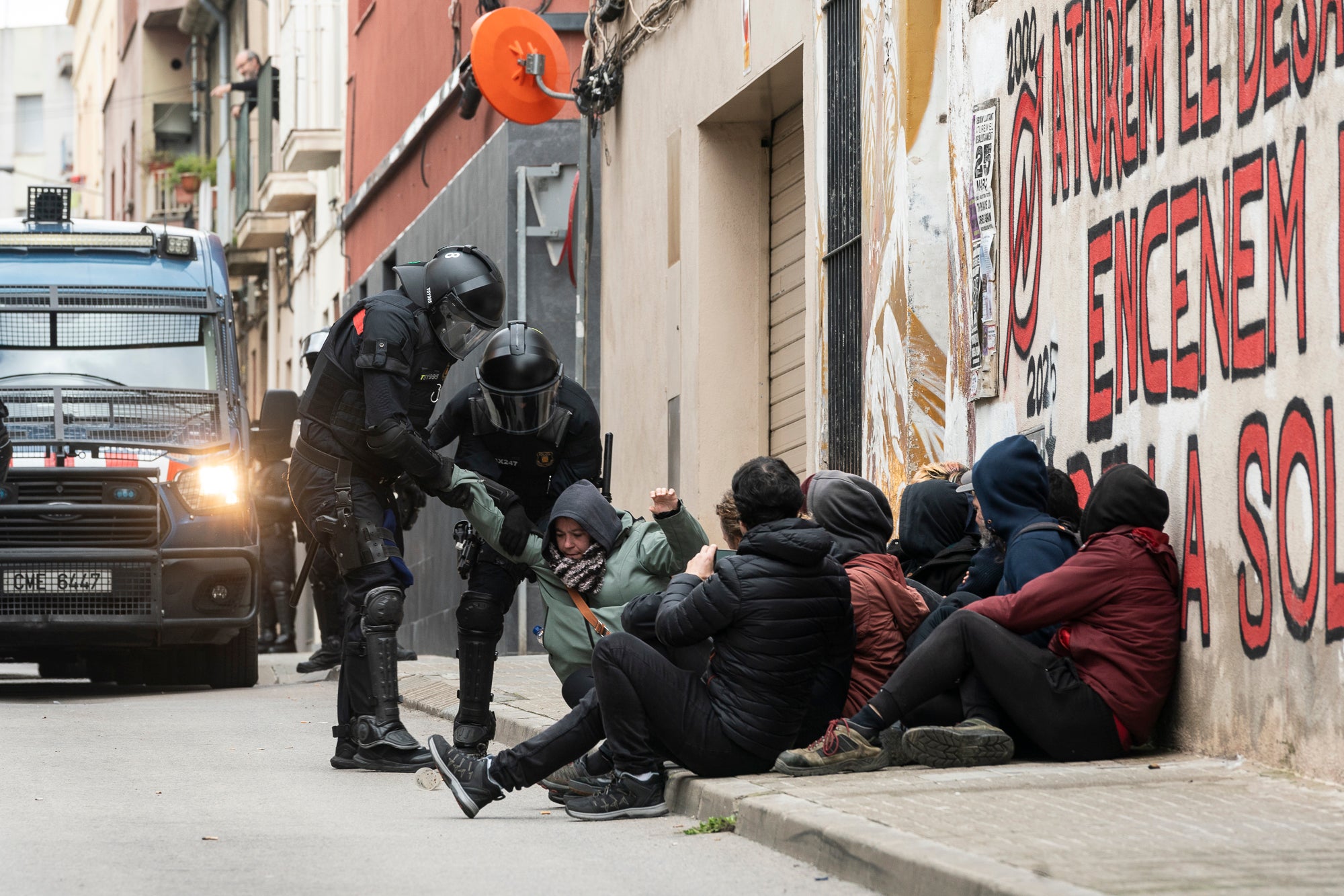 Aquest dimarts, dia 25 de març, s’ha produït el desallotjament del Kasalet i del Kalitxet a Terrassa. Hi ha hagut un amplíssim dispositiu dels Mossos d’Esquadra, que ha bloquejat el pas de vianants i vehicles durant més de dues hores la zona de la placeta de la Creu Gran, en ple Centre de la ciutat. Els membres dels centres okupats han ofert una resistència passiva, col·locant-se davant de les portes d’accés i obligant als agents a arrencar-los un a un. Finalment, han pogut rebentar les dues portes i entrar als edificis, i s’han identificat sis persones.