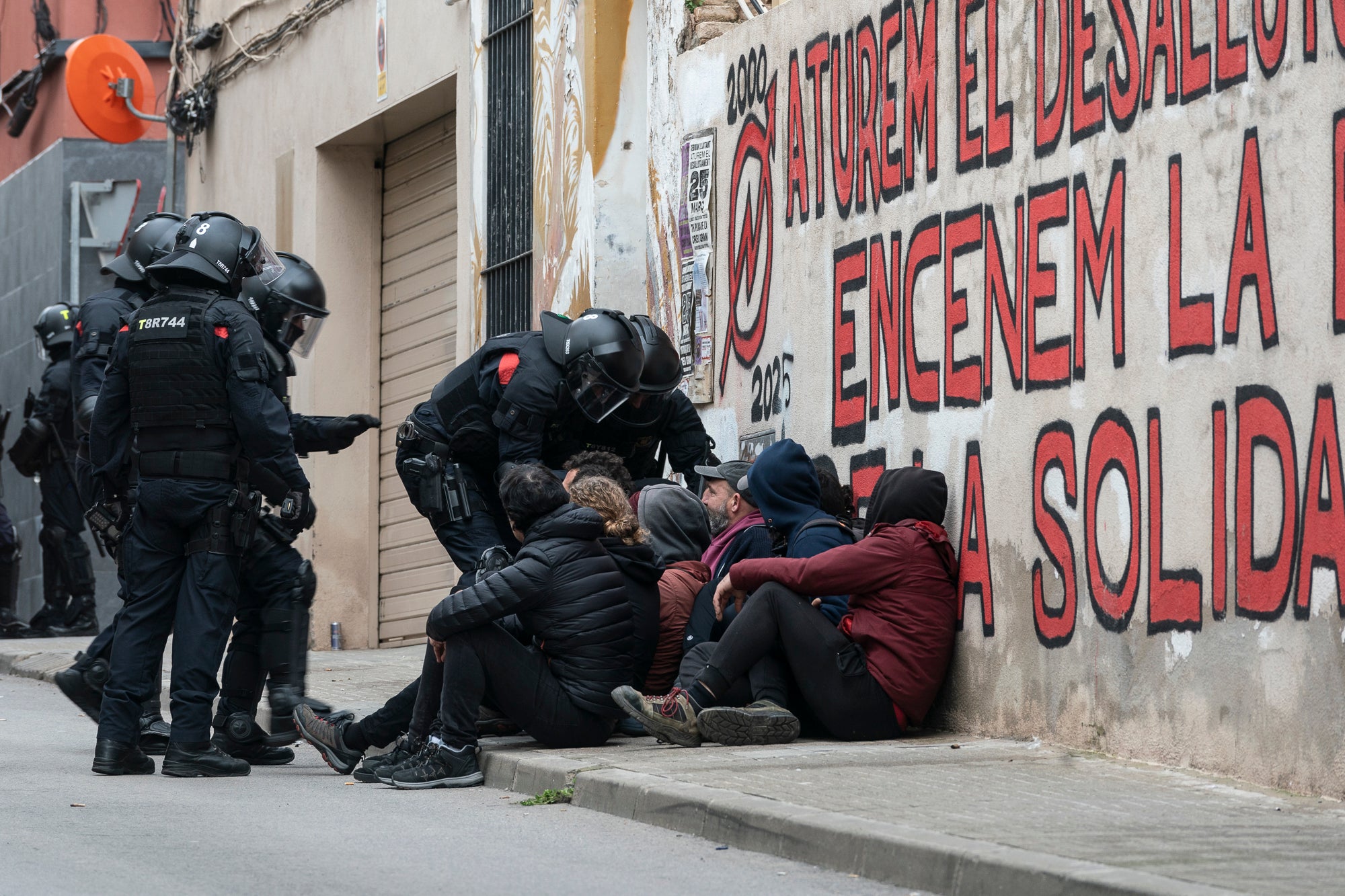 Aquest dimarts, dia 25 de març, s’ha produït el desallotjament del Kasalet i del Kalitxet a Terrassa. Hi ha hagut un amplíssim dispositiu dels Mossos d’Esquadra, que ha bloquejat el pas de vianants i vehicles durant més de dues hores la zona de la placeta de la Creu Gran, en ple Centre de la ciutat. Els membres dels centres okupats han ofert una resistència passiva, col·locant-se davant de les portes d’accés i obligant als agents a arrencar-los un a un. Finalment, han pogut rebentar les dues portes i entrar als edificis, i s’han identificat sis persones.