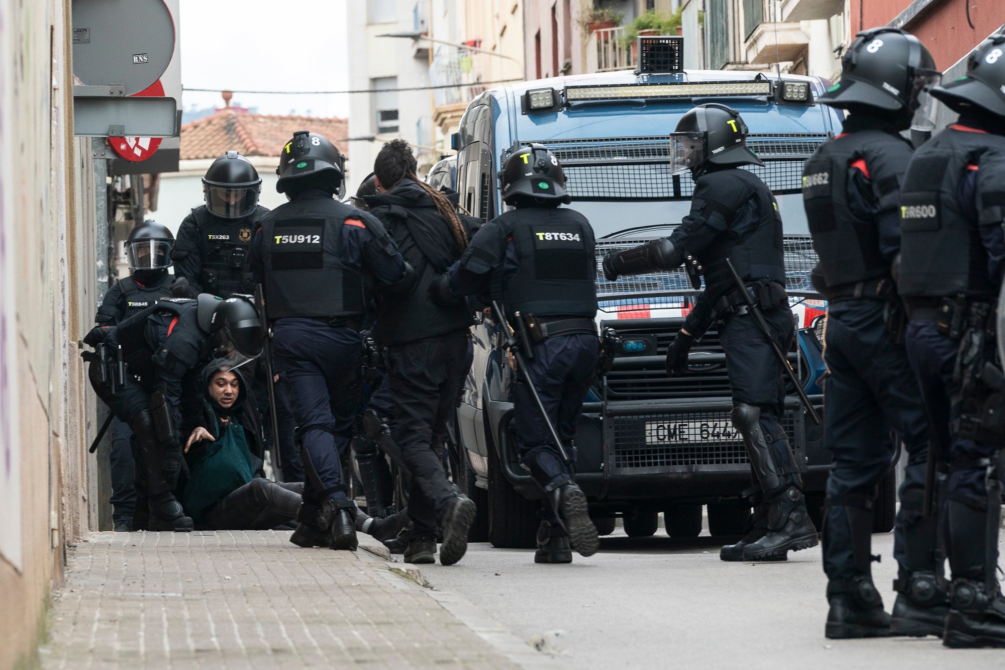 Aquest dimarts, dia 25 de març, s’ha produït el desallotjament del Kasalet i del Kalitxet a Terrassa. Hi ha hagut un amplíssim dispositiu dels Mossos d’Esquadra, que ha bloquejat el pas de vianants i vehicles durant més de dues hores la zona de la placeta de la Creu Gran, en ple Centre de la ciutat. Els membres dels centres okupats han ofert una resistència passiva, col·locant-se davant de les portes d’accés i obligant als agents a arrencar-los un a un. Finalment, han pogut rebentar les dues portes i entrar als edificis, i s’han identificat sis persones.