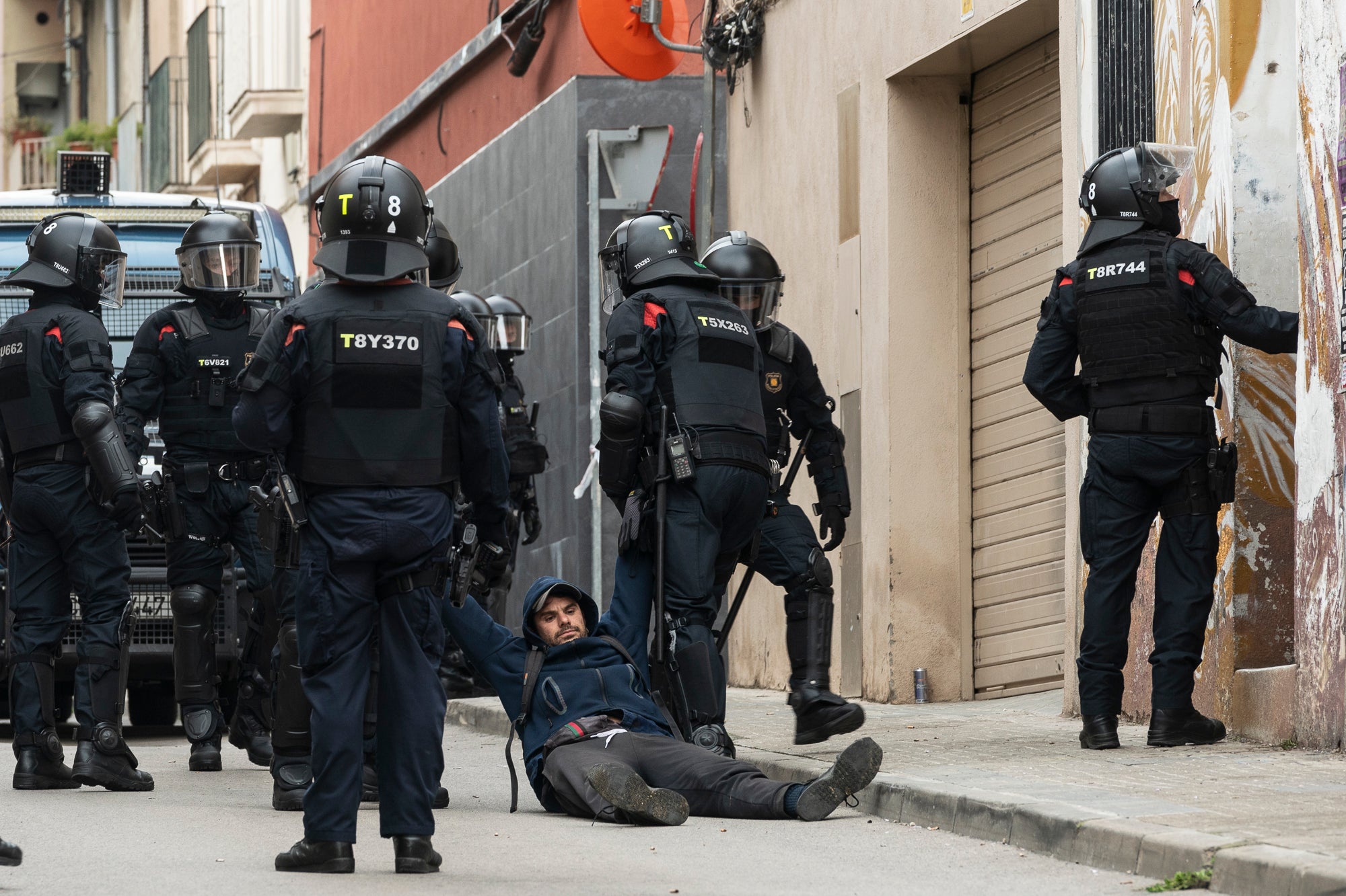 Aquest dimarts, dia 25 de març, s’ha produït el desallotjament del Kasalet i del Kalitxet a Terrassa. Hi ha hagut un amplíssim dispositiu dels Mossos d’Esquadra, que ha bloquejat el pas de vianants i vehicles durant més de dues hores la zona de la placeta de la Creu Gran, en ple Centre de la ciutat. Els membres dels centres okupats han ofert una resistència passiva, col·locant-se davant de les portes d’accés i obligant als agents a arrencar-los un a un. Finalment, han pogut rebentar les dues portes i entrar als edificis, i s’han identificat sis persones.