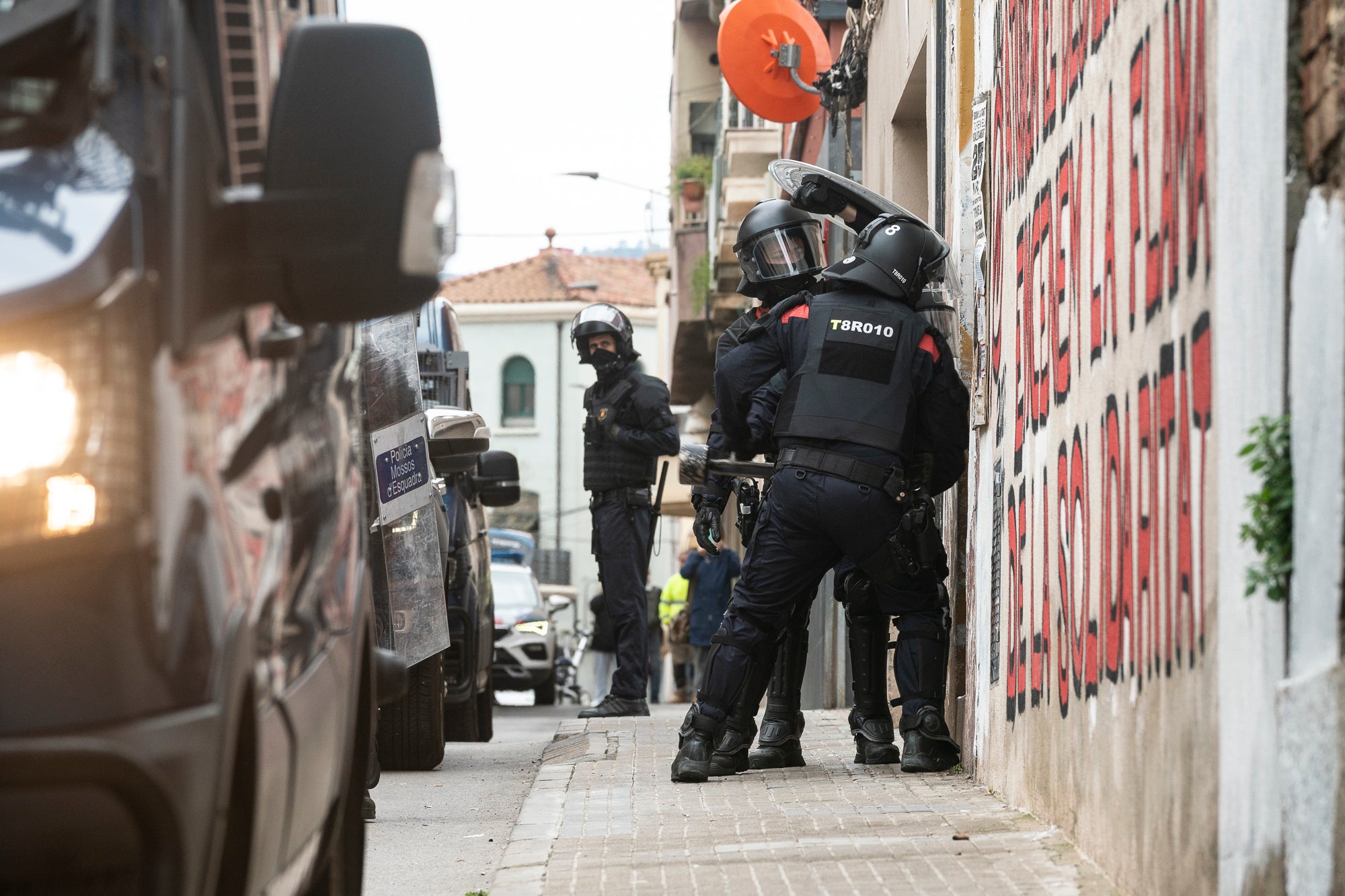 Aquest dimarts, dia 25 de març, s’ha produït el desallotjament del Kasalet i del Kalitxet a Terrassa. Hi ha hagut un amplíssim dispositiu dels Mossos d’Esquadra, que ha bloquejat el pas de vianants i vehicles durant més de dues hores la zona de la placeta de la Creu Gran, en ple Centre de la ciutat. Els membres dels centres okupats han ofert una resistència passiva, col·locant-se davant de les portes d’accés i obligant als agents a arrencar-los un a un. Finalment, han pogut rebentar les dues portes i entrar als edificis, i s’han identificat sis persones.