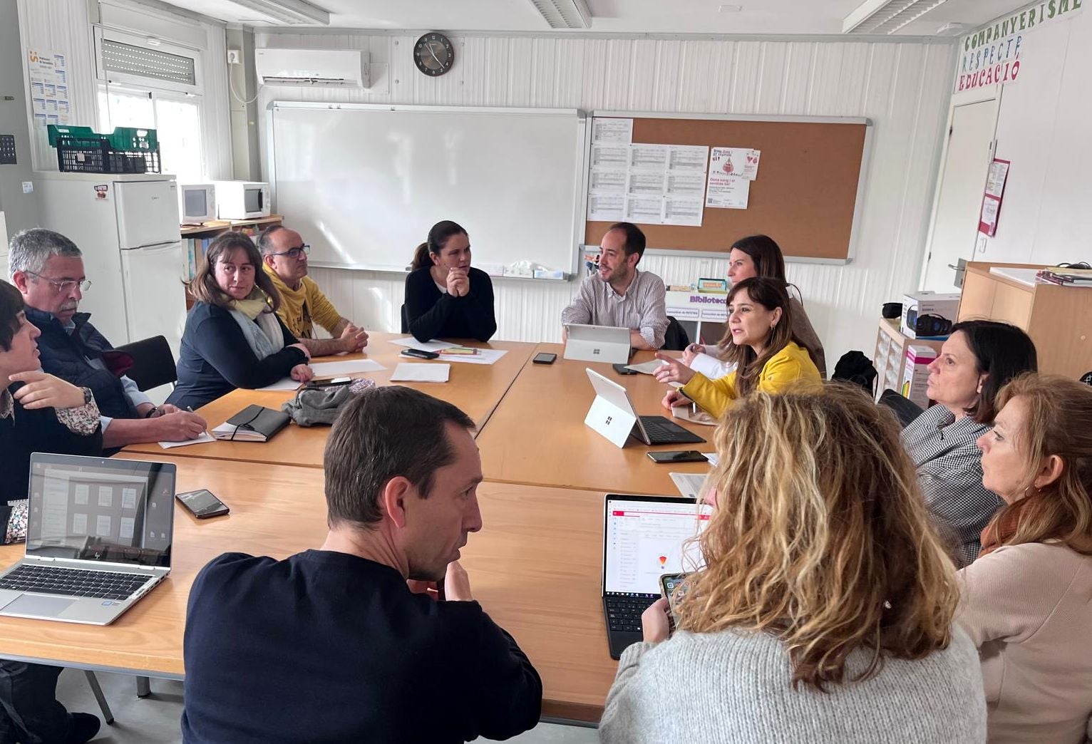 Reunión entre comunidad educativa y vecinal con el Ayuntamiento para hablar de la situación del edificio de Sala i Badrinas | Aj. Terrassa