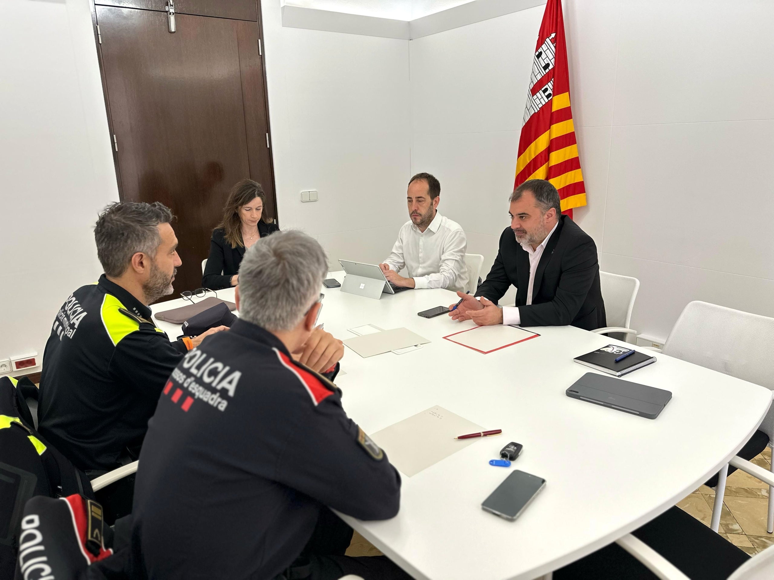 L’alcalde, Jordi Ballart, s’ha reunit aquest matí amb el cap de la Policia
Municipal, Daniel Guillem i el cap de l’àrea bàsica dels Mossos d’Esquadra a
Terrassa, Marc Caparrós, per fer el seguiment de la seguretat a la ciutat/A.T.