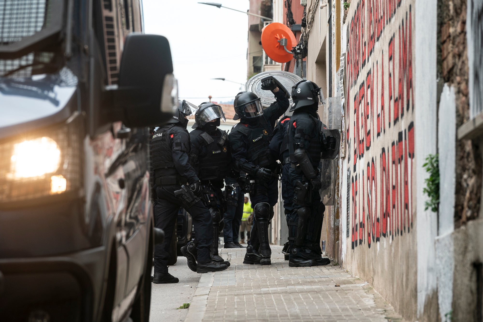 Aquest dimarts, dia 25 de març, s’ha produït el desallotjament del Kasalet i del Kalitxet a Terrassa. Hi ha hagut un amplíssim dispositiu dels Mossos d’Esquadra, que ha bloquejat el pas de vianants i vehicles durant més de dues hores la zona de la placeta de la Creu Gran, en ple Centre de la ciutat. Els membres dels centres okupats han ofert una resistència passiva, col·locant-se davant de les portes d’accés i obligant als agents a arrencar-los un a un. Finalment, han pogut rebentar les dues portes i entrar als edificis, i s’han identificat sis persones.