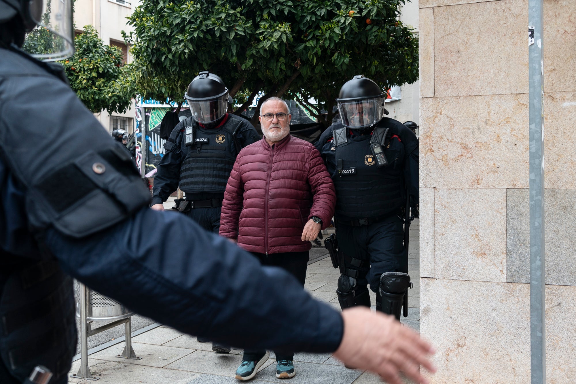 Aquest dimarts, dia 25 de març, s’ha produït el desallotjament del Kasalet i del Kalitxet a Terrassa. Hi ha hagut un amplíssim dispositiu dels Mossos d’Esquadra, que ha bloquejat el pas de vianants i vehicles durant més de dues hores la zona de la placeta de la Creu Gran, en ple Centre de la ciutat. Els membres dels centres okupats han ofert una resistència passiva, col·locant-se davant de les portes d’accés i obligant als agents a arrencar-los un a un. Finalment, han pogut rebentar les dues portes i entrar als edificis, i s’han identificat sis persones.