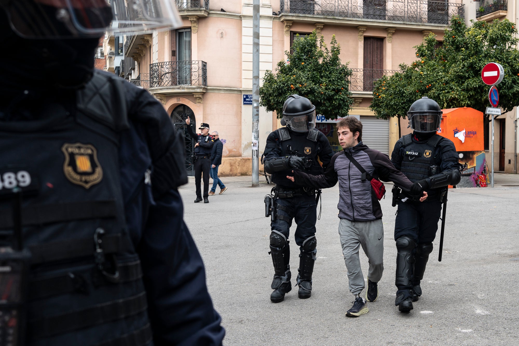 Aquest dimarts, dia 25 de març, s’ha produït el desallotjament del Kasalet i del Kalitxet a Terrassa. Hi ha hagut un amplíssim dispositiu dels Mossos d’Esquadra, que ha bloquejat el pas de vianants i vehicles durant més de dues hores la zona de la placeta de la Creu Gran, en ple Centre de la ciutat. Els membres dels centres okupats han ofert una resistència passiva, col·locant-se davant de les portes d’accés i obligant als agents a arrencar-los un a un. Finalment, han pogut rebentar les dues portes i entrar als edificis, i s’han identificat sis persones.