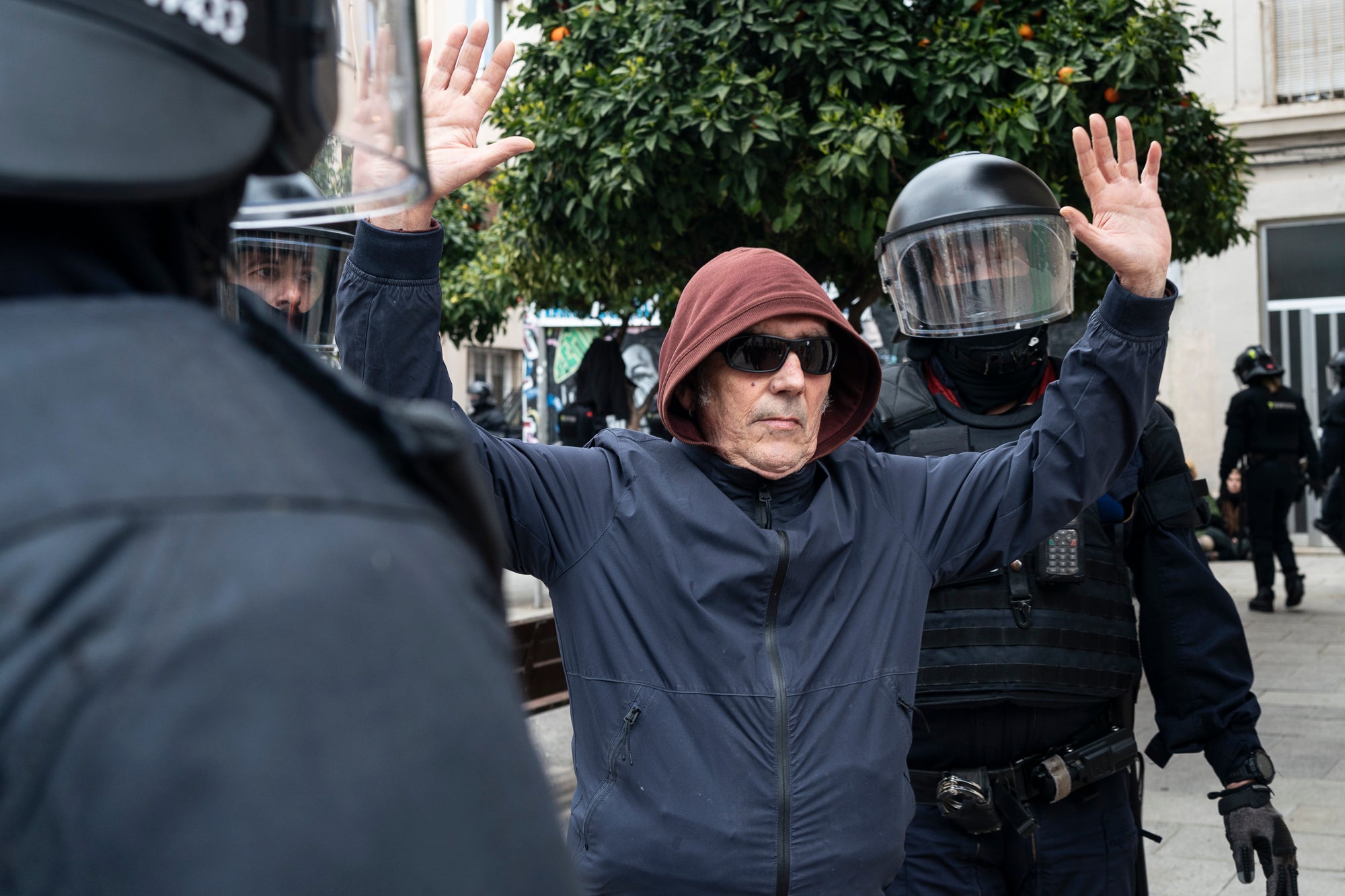 Aquest dimarts, dia 25 de març, s’ha produït el desallotjament del Kasalet i del Kalitxet a Terrassa. Hi ha hagut un amplíssim dispositiu dels Mossos d’Esquadra, que ha bloquejat el pas de vianants i vehicles durant més de dues hores la zona de la placeta de la Creu Gran, en ple Centre de la ciutat. Els membres dels centres okupats han ofert una resistència passiva, col·locant-se davant de les portes d’accés i obligant als agents a arrencar-los un a un. Finalment, han pogut rebentar les dues portes i entrar als edificis, i s’han identificat sis persones.