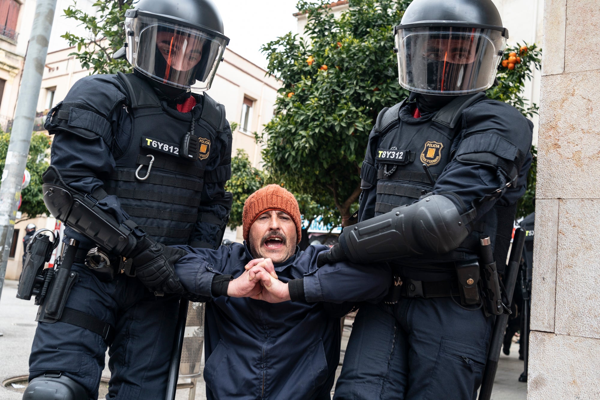Aquest dimarts, dia 25 de març, s’ha produït el desallotjament del Kasalet i del Kalitxet a Terrassa. Hi ha hagut un amplíssim dispositiu dels Mossos d’Esquadra, que ha bloquejat el pas de vianants i vehicles durant més de dues hores la zona de la placeta de la Creu Gran, en ple Centre de la ciutat. Els membres dels centres okupats han ofert una resistència passiva, col·locant-se davant de les portes d’accés i obligant als agents a arrencar-los un a un. Finalment, han pogut rebentar les dues portes i entrar als edificis, i s’han identificat sis persones.