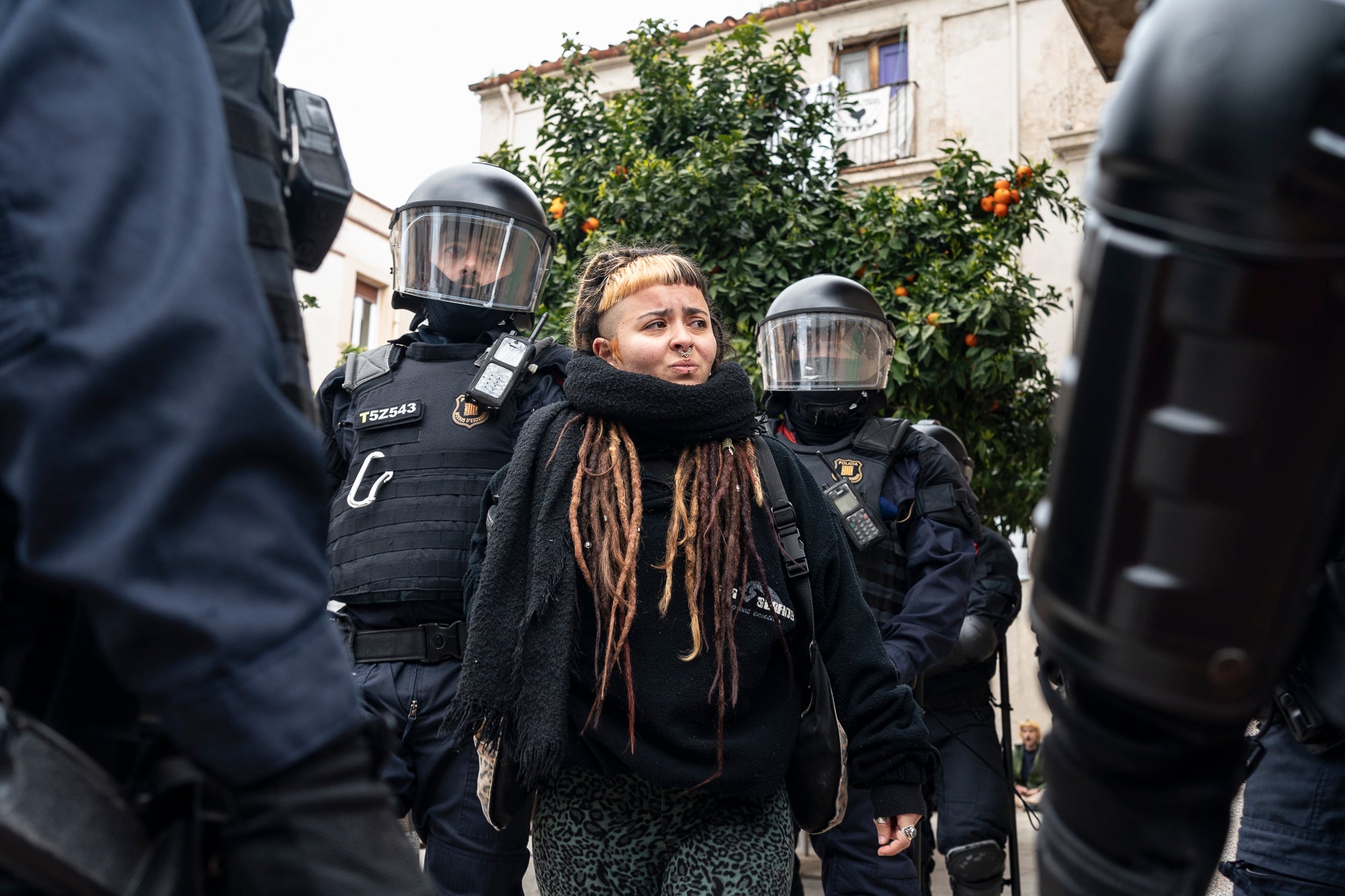 Aquest dimarts, dia 25 de març, s’ha produït el desallotjament del Kasalet i del Kalitxet a Terrassa. Hi ha hagut un amplíssim dispositiu dels Mossos d’Esquadra, que ha bloquejat el pas de vianants i vehicles durant més de dues hores la zona de la placeta de la Creu Gran, en ple Centre de la ciutat. Els membres dels centres okupats han ofert una resistència passiva, col·locant-se davant de les portes d’accés i obligant als agents a arrencar-los un a un. Finalment, han pogut rebentar les dues portes i entrar als edificis, i s’han identificat sis persones.