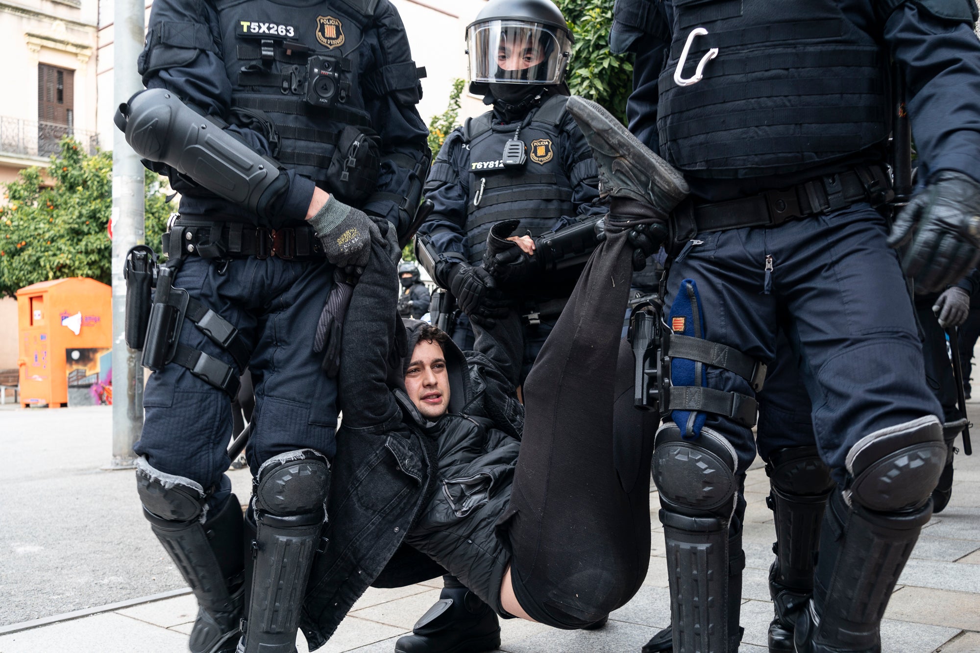 Aquest dimarts, dia 25 de març, s’ha produït el desallotjament del Kasalet i del Kalitxet a Terrassa. Hi ha hagut un amplíssim dispositiu dels Mossos d’Esquadra, que ha bloquejat el pas de vianants i vehicles durant més de dues hores la zona de la placeta de la Creu Gran, en ple Centre de la ciutat. Els membres dels centres okupats han ofert una resistència passiva, col·locant-se davant de les portes d’accés i obligant als agents a arrencar-los un a un. Finalment, han pogut rebentar les dues portes i entrar als edificis, i s’han identificat sis persones.