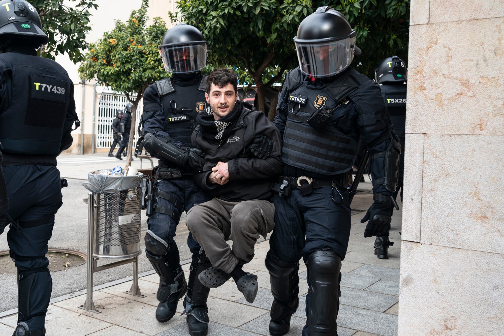 Aquest dimarts, dia 25 de març, s’ha produït el desallotjament del Kasalet i del Kalitxet a Terrassa. Hi ha hagut un amplíssim dispositiu dels Mossos d’Esquadra, que ha bloquejat el pas de vianants i vehicles durant més de dues hores la zona de la placeta de la Creu Gran, en ple Centre de la ciutat. Els membres dels centres okupats han ofert una resistència passiva, col·locant-se davant de les portes d’accés i obligant als agents a arrencar-los un a un. Finalment, han pogut rebentar les dues portes i entrar als edificis, i s’han identificat sis persones.