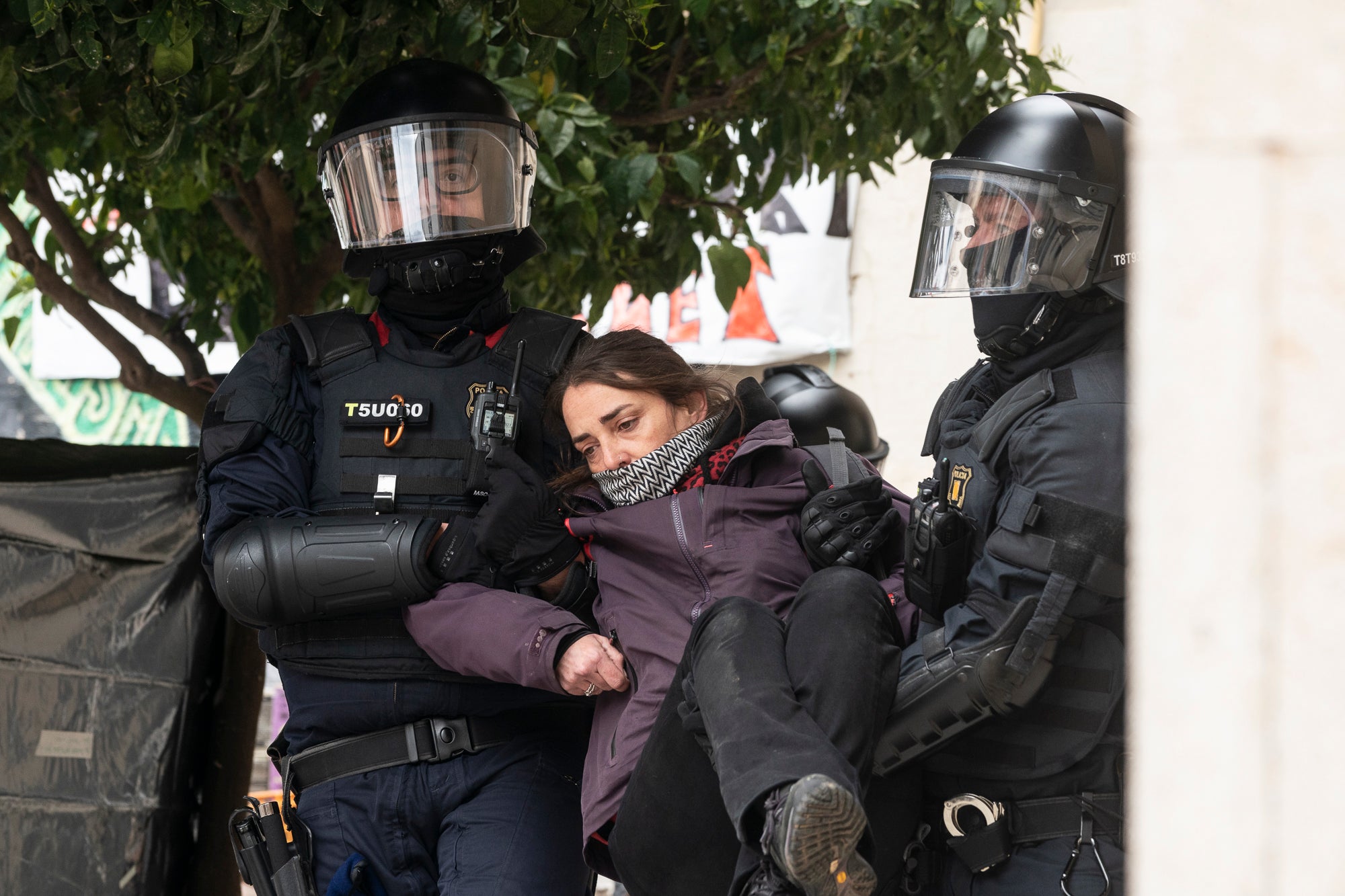 Aquest dimarts, dia 25 de març, s’ha produït el desallotjament del Kasalet i del Kalitxet a Terrassa. Hi ha hagut un amplíssim dispositiu dels Mossos d’Esquadra, que ha bloquejat el pas de vianants i vehicles durant més de dues hores la zona de la placeta de la Creu Gran, en ple Centre de la ciutat. Els membres dels centres okupats han ofert una resistència passiva, col·locant-se davant de les portes d’accés i obligant als agents a arrencar-los un a un. Finalment, han pogut rebentar les dues portes i entrar als edificis, i s’han identificat sis persones.