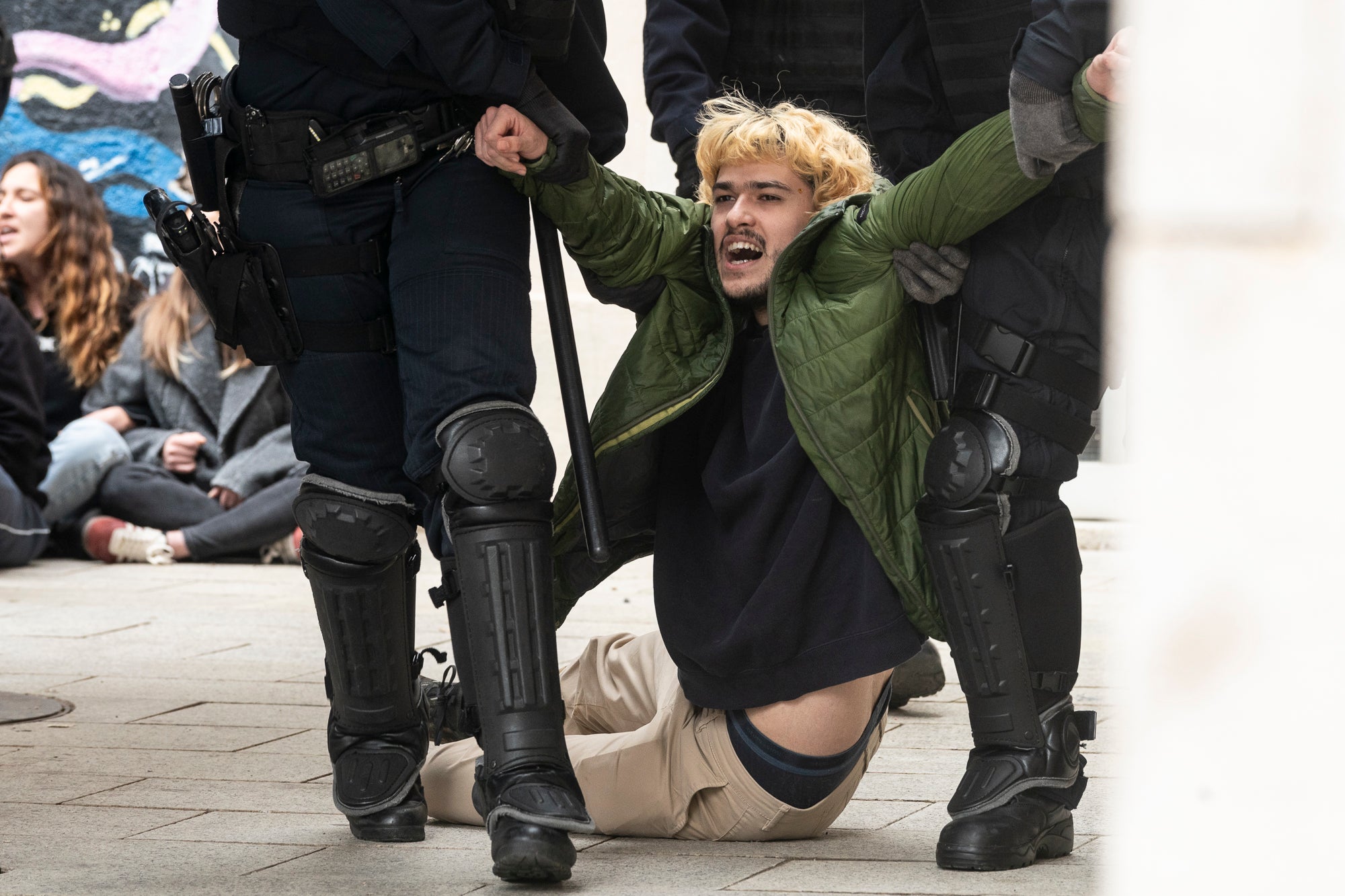 Aquest dimarts, dia 25 de març, s’ha produït el desallotjament del Kasalet i del Kalitxet a Terrassa. Hi ha hagut un amplíssim dispositiu dels Mossos d’Esquadra, que ha bloquejat el pas de vianants i vehicles durant més de dues hores la zona de la placeta de la Creu Gran, en ple Centre de la ciutat. Els membres dels centres okupats han ofert una resistència passiva, col·locant-se davant de les portes d’accés i obligant als agents a arrencar-los un a un. Finalment, han pogut rebentar les dues portes i entrar als edificis, i s’han identificat sis persones.