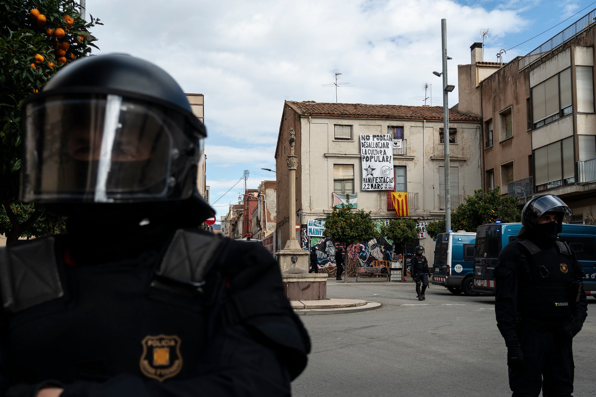 Aquest dimarts, dia 25 de març, s’ha produït el desallotjament del Kasalet i del Kalitxet a Terrassa. Hi ha hagut un amplíssim dispositiu dels Mossos d’Esquadra, que ha bloquejat el pas de vianants i vehicles durant més de dues hores la zona de la placeta de la Creu Gran, en ple Centre de la ciutat. Els membres dels centres okupats han ofert una resistència passiva, col·locant-se davant de les portes d’accés i obligant als agents a arrencar-los un a un. Finalment, han pogut rebentar les dues portes i entrar als edificis, i s’han identificat sis persones.