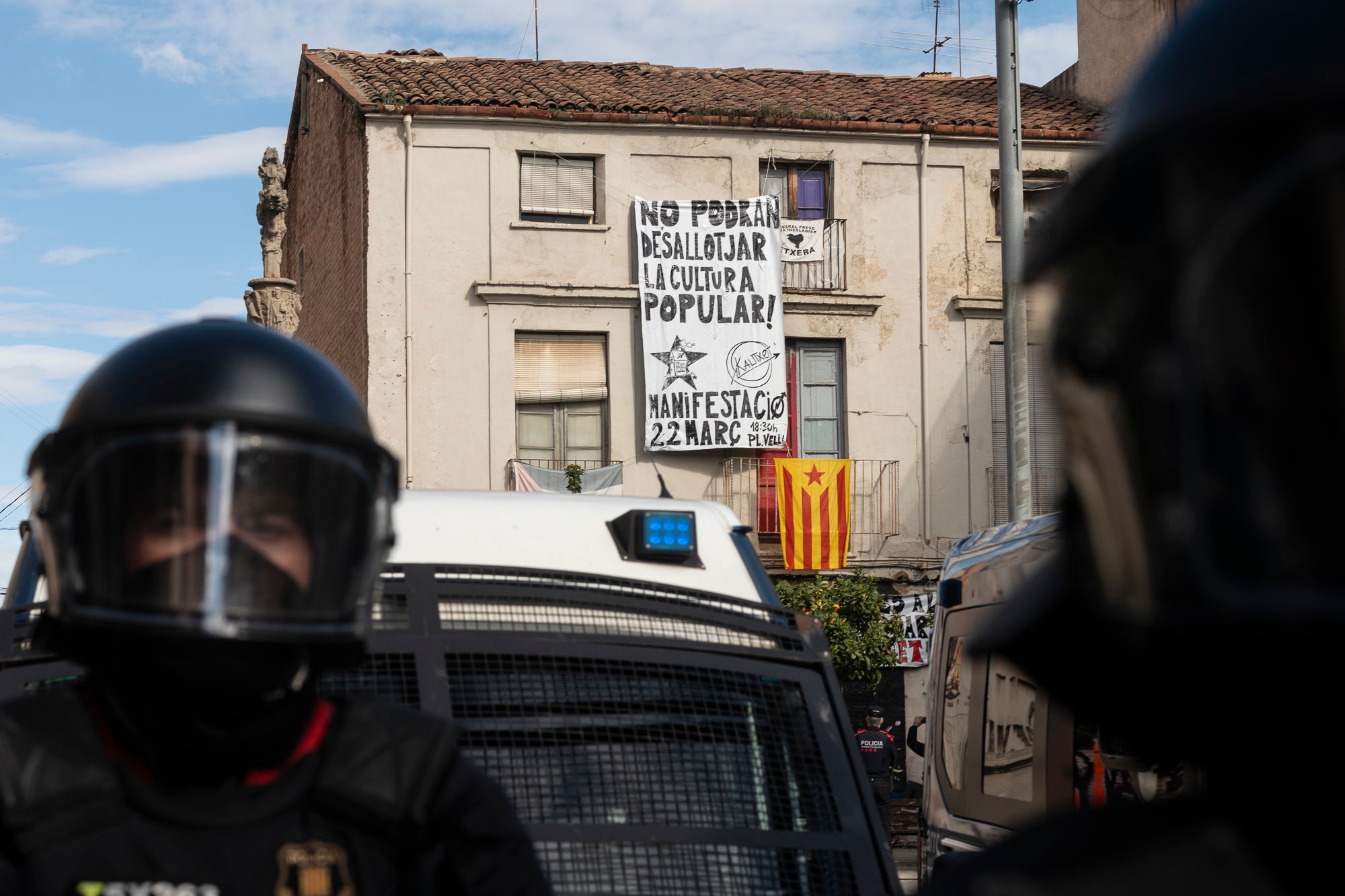Aquest dimarts, dia 25 de març, s’ha produït el desallotjament del Kasalet i del Kalitxet a Terrassa. Hi ha hagut un amplíssim dispositiu dels Mossos d’Esquadra, que ha bloquejat el pas de vianants i vehicles durant més de dues hores la zona de la placeta de la Creu Gran, en ple Centre de la ciutat. Els membres dels centres okupats han ofert una resistència passiva, col·locant-se davant de les portes d’accés i obligant als agents a arrencar-los un a un. Finalment, han pogut rebentar les dues portes i entrar als edificis, i s’han identificat sis persones.