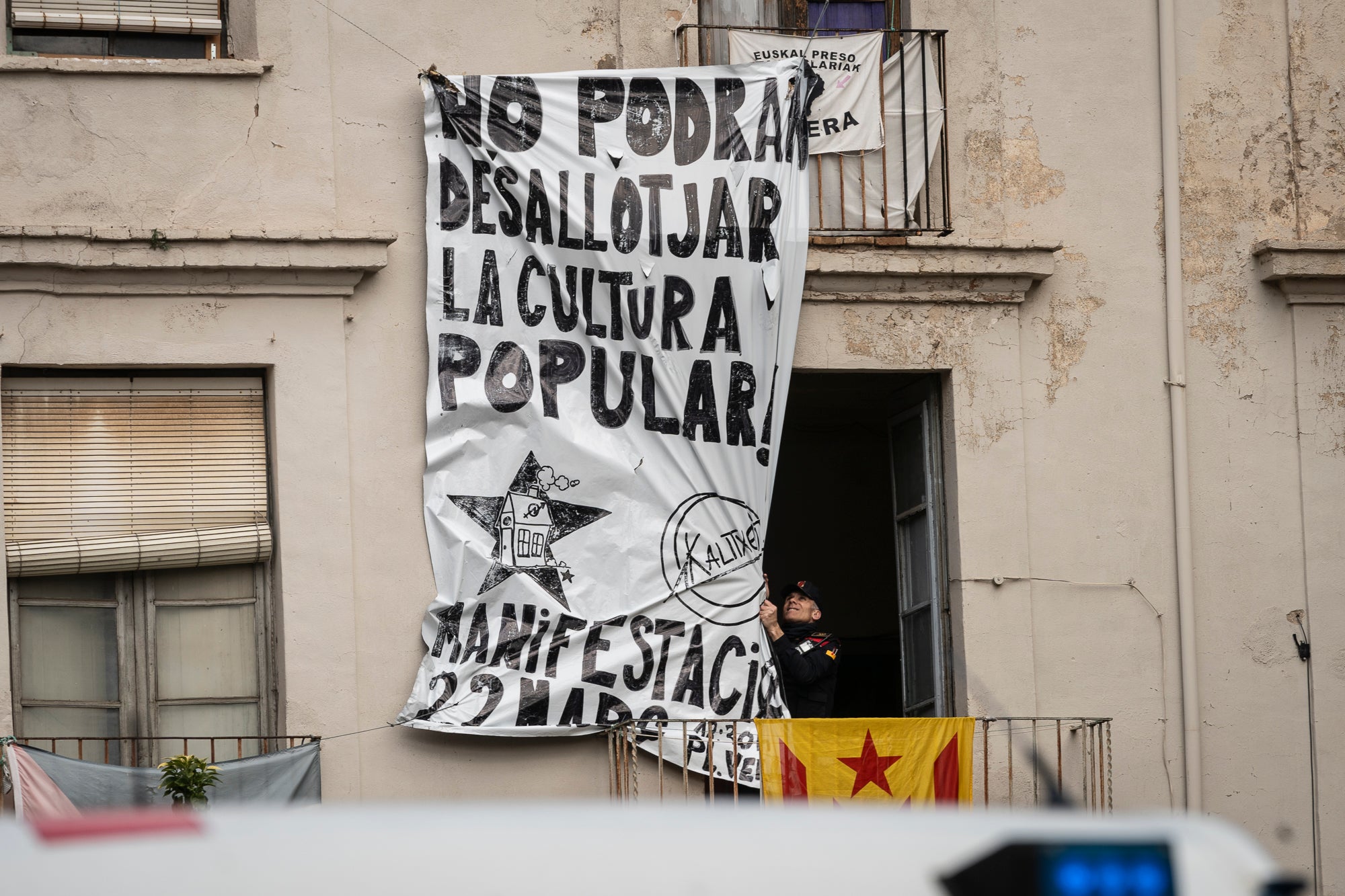 Aquest dimarts, dia 25 de març, s’ha produït el desallotjament del Kasalet i del Kalitxet a Terrassa. Hi ha hagut un amplíssim dispositiu dels Mossos d’Esquadra, que ha bloquejat el pas de vianants i vehicles durant més de dues hores la zona de la placeta de la Creu Gran, en ple Centre de la ciutat. Els membres dels centres okupats han ofert una resistència passiva, col·locant-se davant de les portes d’accés i obligant als agents a arrencar-los un a un. Finalment, han pogut rebentar les dues portes i entrar als edificis, i s’han identificat sis persones.