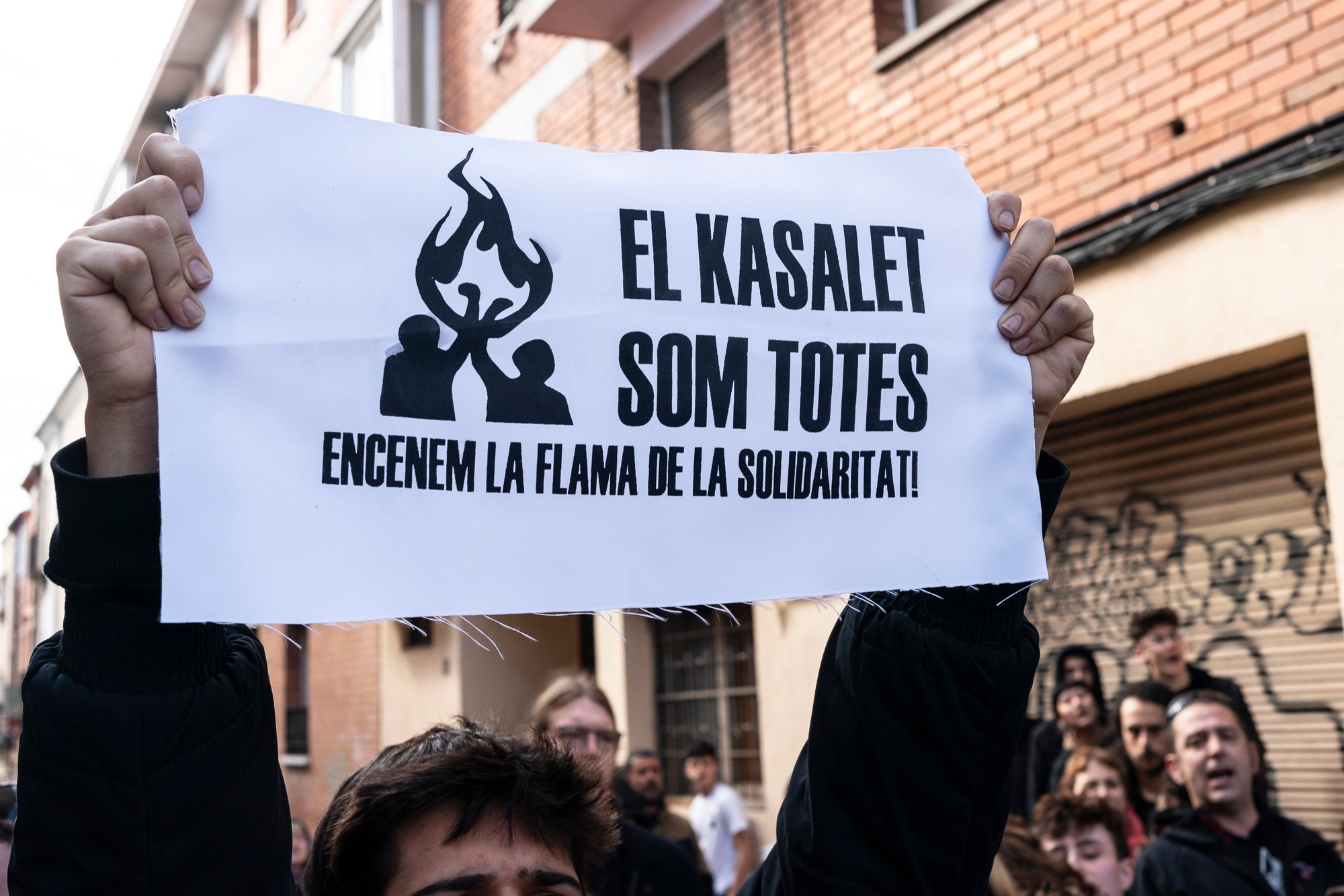 Aquest dimarts, dia 25 de març, s’ha produït el desallotjament del Kasalet i del Kalitxet a Terrassa. Hi ha hagut un amplíssim dispositiu dels Mossos d’Esquadra, que ha bloquejat el pas de vianants i vehicles durant més de dues hores la zona de la placeta de la Creu Gran, en ple Centre de la ciutat. Els membres dels centres okupats han ofert una resistència passiva, col·locant-se davant de les portes d’accés i obligant als agents a arrencar-los un a un. Finalment, han pogut rebentar les dues portes i entrar als edificis, i s’han identificat sis persones.