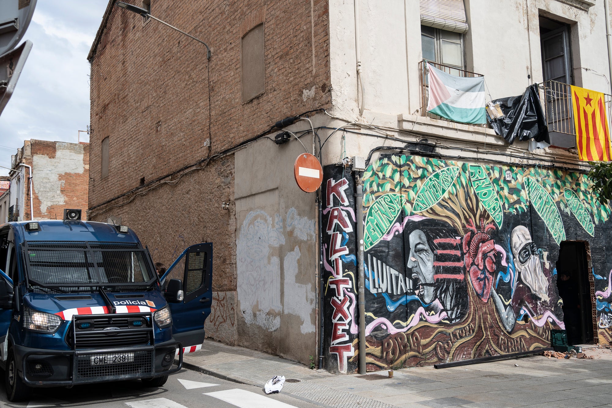Aquest dimarts, dia 25 de març, s’ha produït el desallotjament del Kasalet i del Kalitxet a Terrassa. Hi ha hagut un amplíssim dispositiu dels Mossos d’Esquadra, que ha bloquejat el pas de vianants i vehicles durant més de dues hores la zona de la placeta de la Creu Gran, en ple Centre de la ciutat. Els membres dels centres okupats han ofert una resistència passiva, col·locant-se davant de les portes d’accés i obligant als agents a arrencar-los un a un. Finalment, han pogut rebentar les dues portes i entrar als edificis, i s’han identificat sis persones.