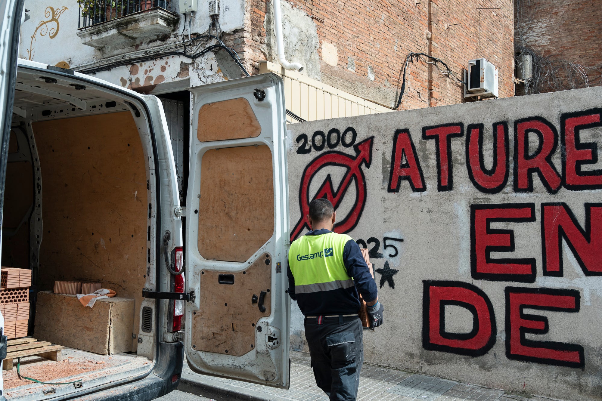 Aquest dimarts, dia 25 de març, s’ha produït el desallotjament del Kasalet i del Kalitxet a Terrassa. Hi ha hagut un amplíssim dispositiu dels Mossos d’Esquadra, que ha bloquejat el pas de vianants i vehicles durant més de dues hores la zona de la placeta de la Creu Gran, en ple Centre de la ciutat. Els membres dels centres okupats han ofert una resistència passiva, col·locant-se davant de les portes d’accés i obligant als agents a arrencar-los un a un. Finalment, han pogut rebentar les dues portes i entrar als edificis, i s’han identificat sis persones.