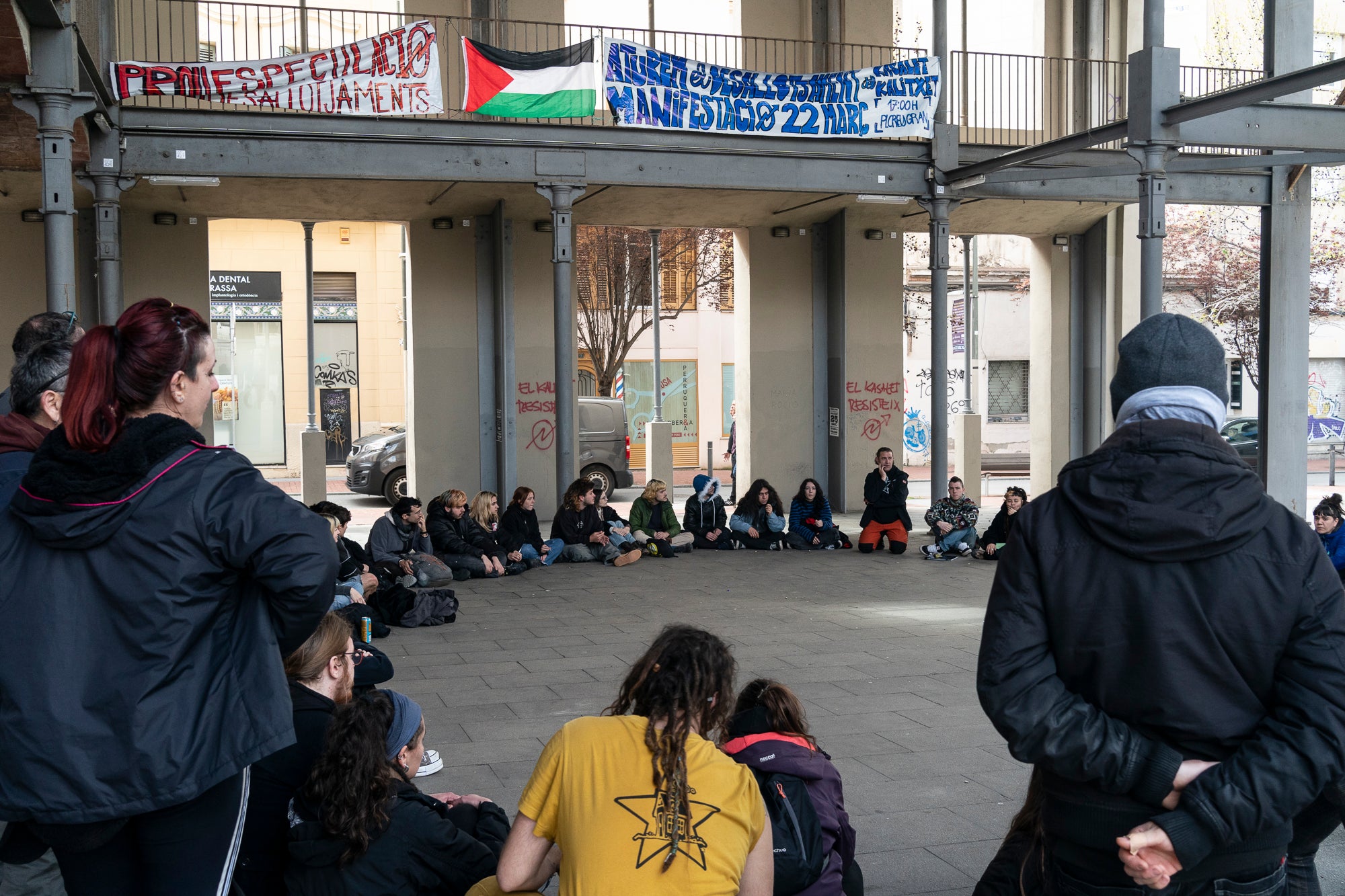 Aquest dimarts, dia 25 de març, s’ha produït el desallotjament del Kasalet i del Kalitxet a Terrassa. Hi ha hagut un amplíssim dispositiu dels Mossos d’Esquadra, que ha bloquejat el pas de vianants i vehicles durant més de dues hores la zona de la placeta de la Creu Gran, en ple Centre de la ciutat. Els membres dels centres okupats han ofert una resistència passiva, col·locant-se davant de les portes d’accés i obligant als agents a arrencar-los un a un. Finalment, han pogut rebentar les dues portes i entrar als edificis, i s’han identificat sis persones.