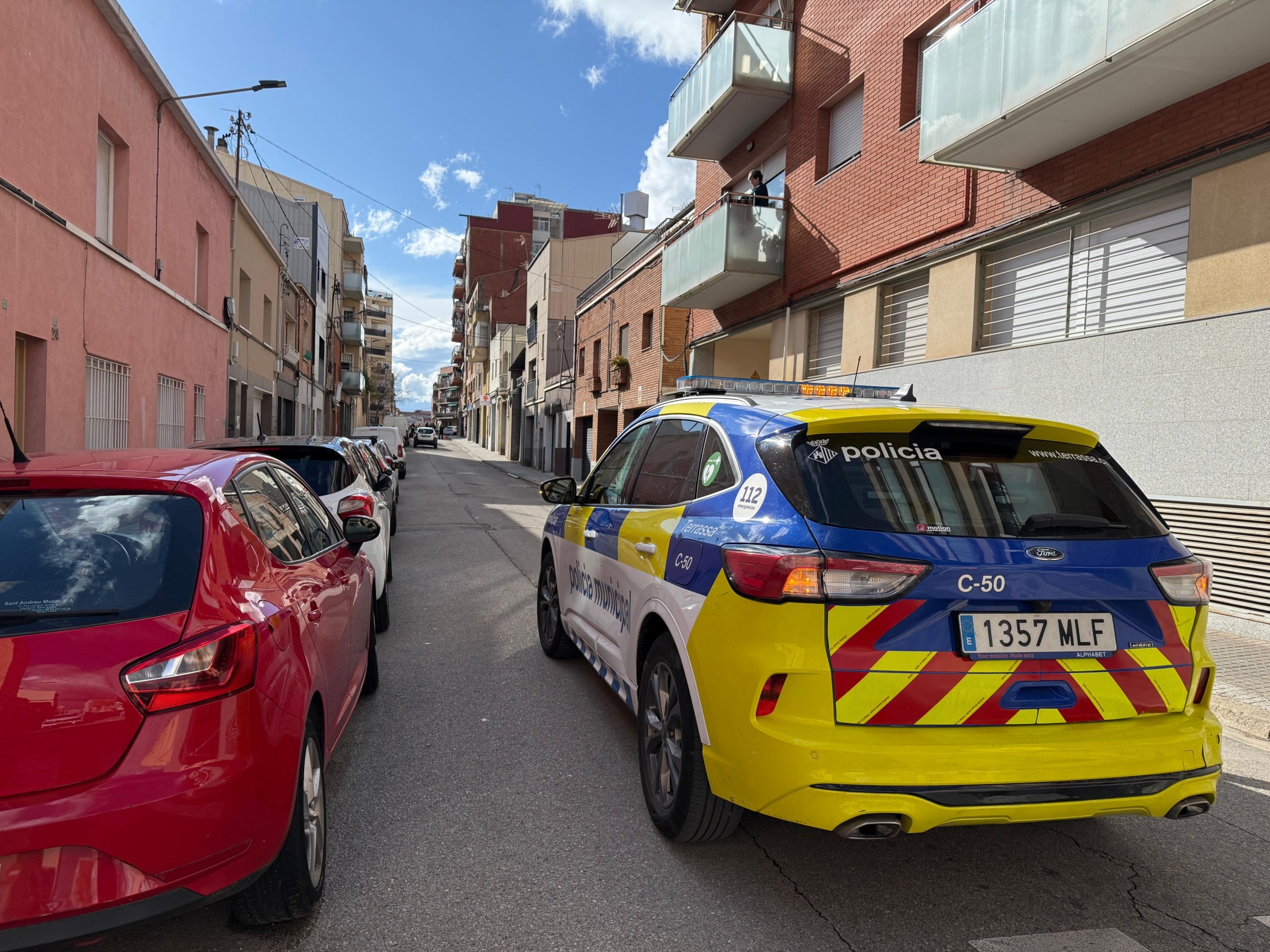 Un cotxe de la Policia Municipal de Terrassa en un carrer on va haver-hi un tiroteig/Norma Vidal-ACN 