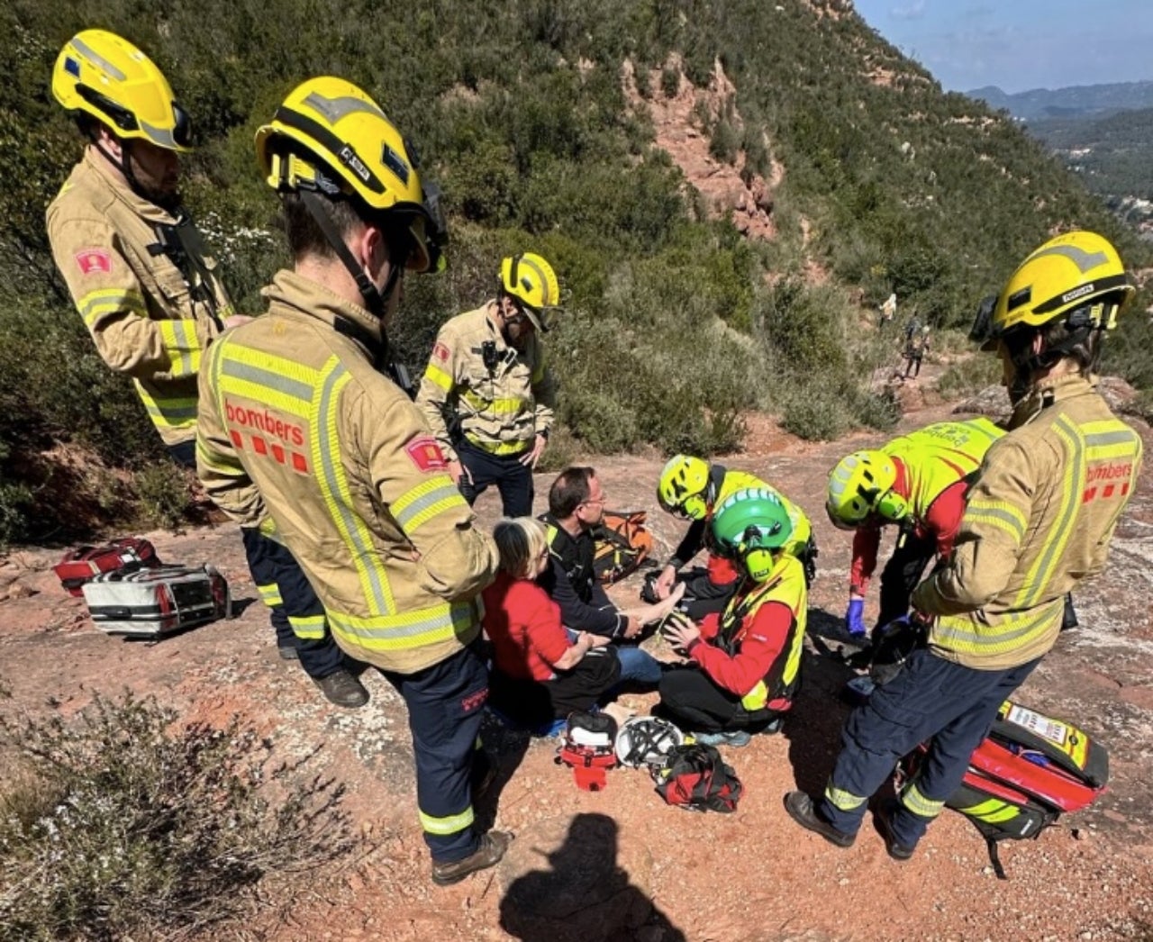 Actuació dels Bombers i Policia Local de Vacarisses en el rescat d'una excursionista ferida | Policia Local de Vacarisses