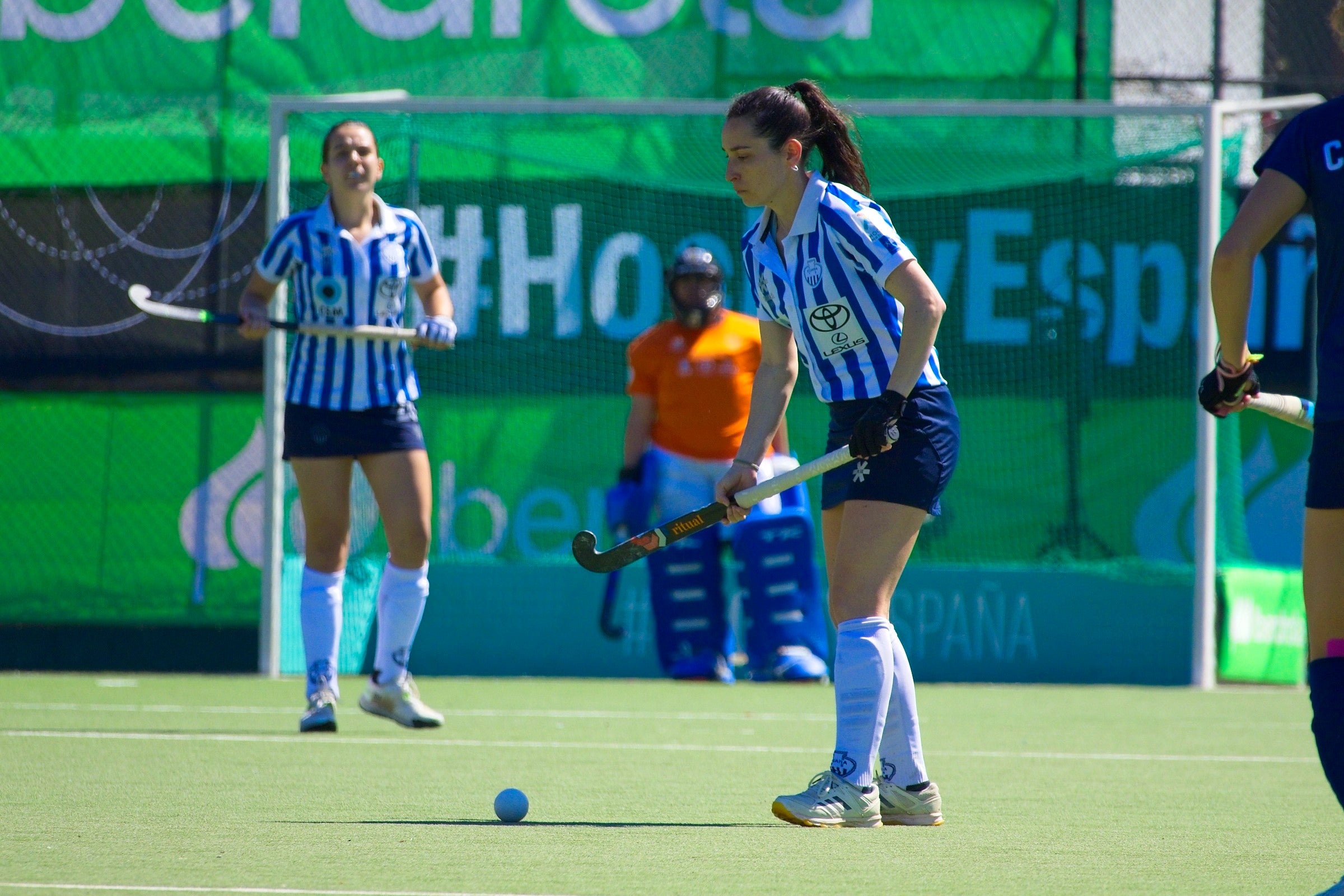 L'equip femení del Club Egara ha fet història en el món de l'hoquei. Les blanc-i-blaves s'han proclamat campiones de la Copa de la Reina després de vèncer a la gran final al Club de Campo als Shoot Outs. Aquesta era la primera vegada que les terrassenques es classificaven per a la final d'aquesta competició i la primera ha estat la vençuda. A més, ho han pogut fer a les seves instal·lacions i davant de tota la seva afició | Cristian Torras