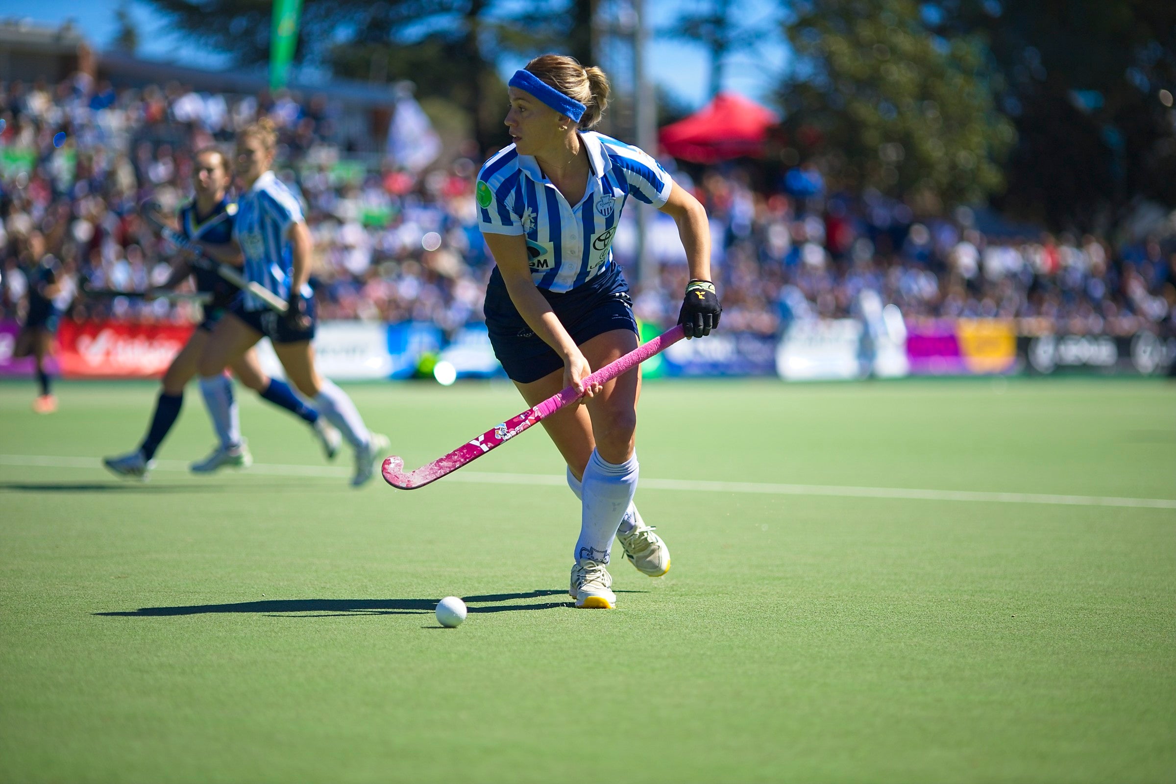 L'equip femení del Club Egara ha fet història en el món de l'hoquei. Les blanc-i-blaves s'han proclamat campiones de la Copa de la Reina després de vèncer a la gran final al Club de Campo als Shoot Outs. Aquesta era la primera vegada que les terrassenques es classificaven per a la final d'aquesta competició i la primera ha estat la vençuda. A més, ho han pogut fer a les seves instal·lacions i davant de tota la seva afició | Cristian Torras