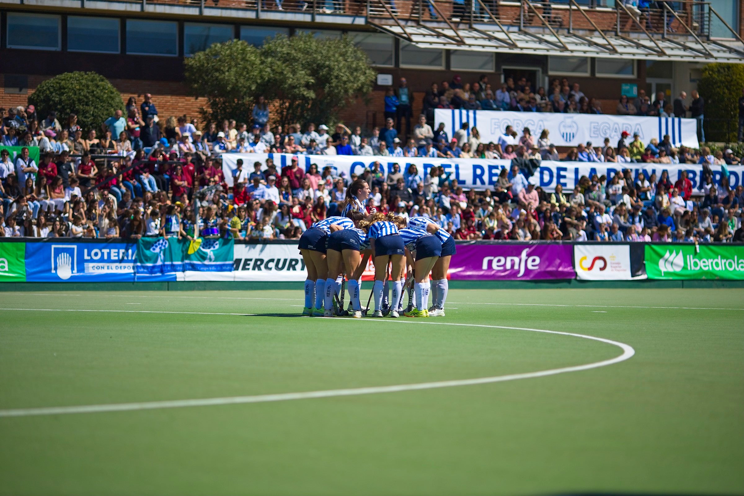 L'equip femení del Club Egara ha fet història en el món de l'hoquei. Les blanc-i-blaves s'han proclamat campiones de la Copa de la Reina després de vèncer a la gran final al Club de Campo als Shoot Outs. Aquesta era la primera vegada que les terrassenques es classificaven per a la final d'aquesta competició i la primera ha estat la vençuda. A més, ho han pogut fer a les seves instal·lacions i davant de tota la seva afició | Cristian Torras