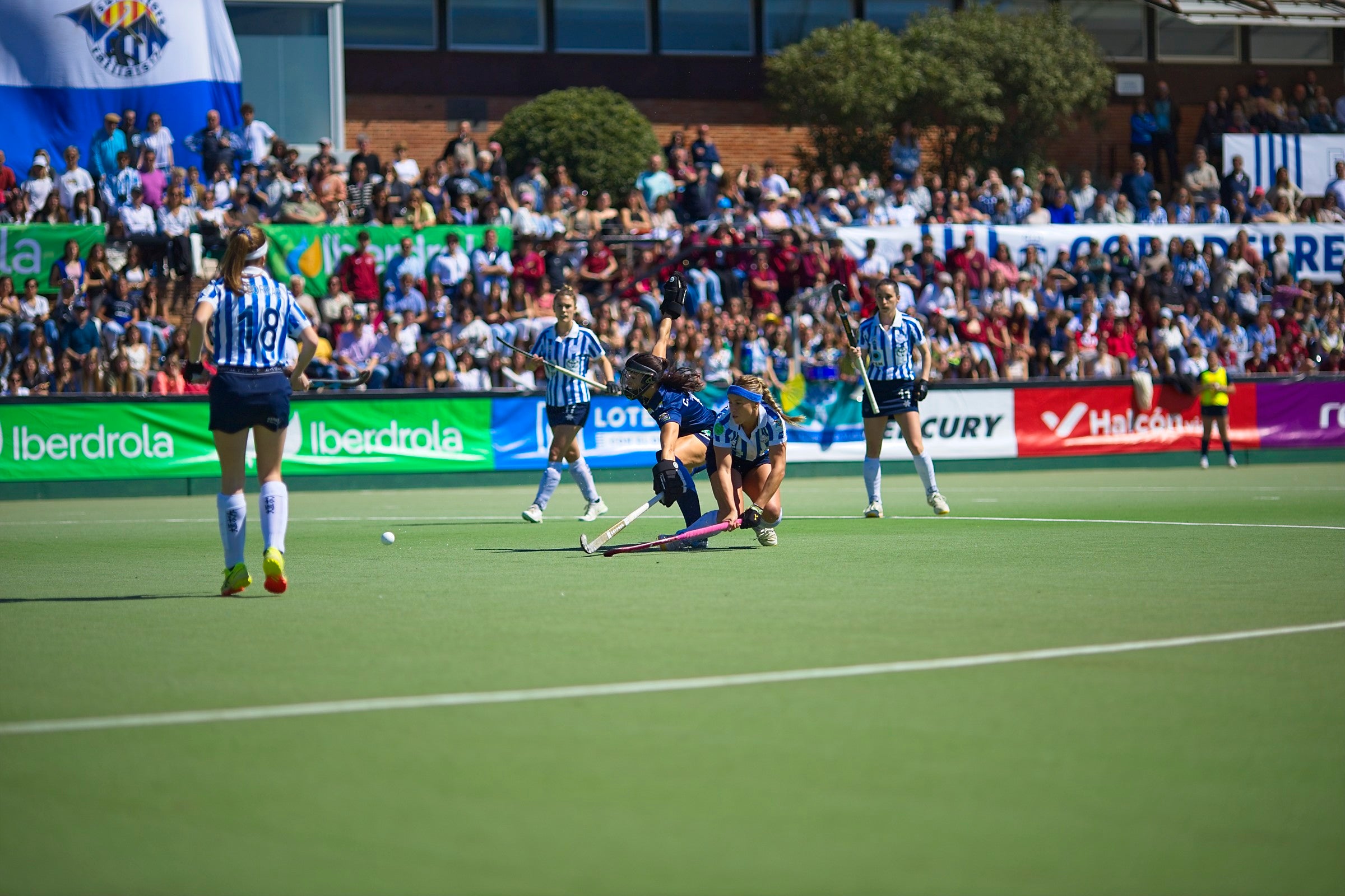 L'equip femení del Club Egara ha fet història en el món de l'hoquei. Les blanc-i-blaves s'han proclamat campiones de la Copa de la Reina després de vèncer a la gran final al Club de Campo als Shoot Outs. Aquesta era la primera vegada que les terrassenques es classificaven per a la final d'aquesta competició i la primera ha estat la vençuda. A més, ho han pogut fer a les seves instal·lacions i davant de tota la seva afició | Cristian Torras