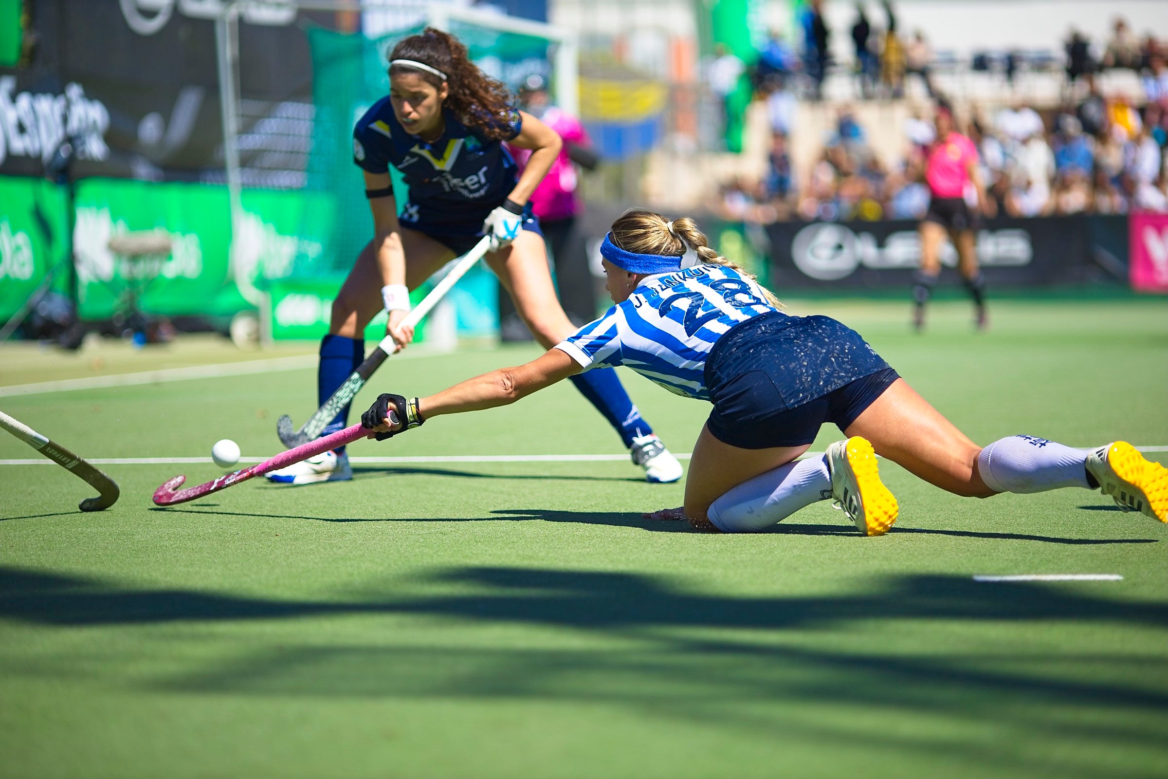 L'equip femení del Club Egara ha fet història en el món de l'hoquei. Les blanc-i-blaves s'han proclamat campiones de la Copa de la Reina després de vèncer a la gran final al Club de Campo als Shoot Outs. Aquesta era la primera vegada que les terrassenques es classificaven per a la final d'aquesta competició i la primera ha estat la vençuda. A més, ho han pogut fer a les seves instal·lacions i davant de tota la seva afició | Cristian Torras