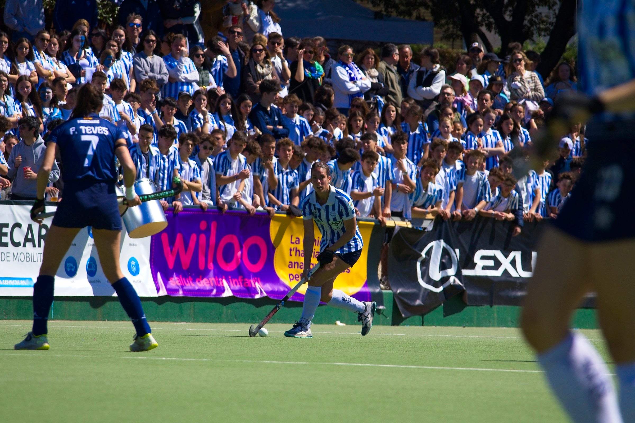 L'equip femení del Club Egara ha fet història en el món de l'hoquei. Les blanc-i-blaves s'han proclamat campiones de la Copa de la Reina després de vèncer a la gran final al Club de Campo als Shoot Outs. Aquesta era la primera vegada que les terrassenques es classificaven per a la final d'aquesta competició i la primera ha estat la vençuda. A més, ho han pogut fer a les seves instal·lacions i davant de tota la seva afició | Cristian Torras