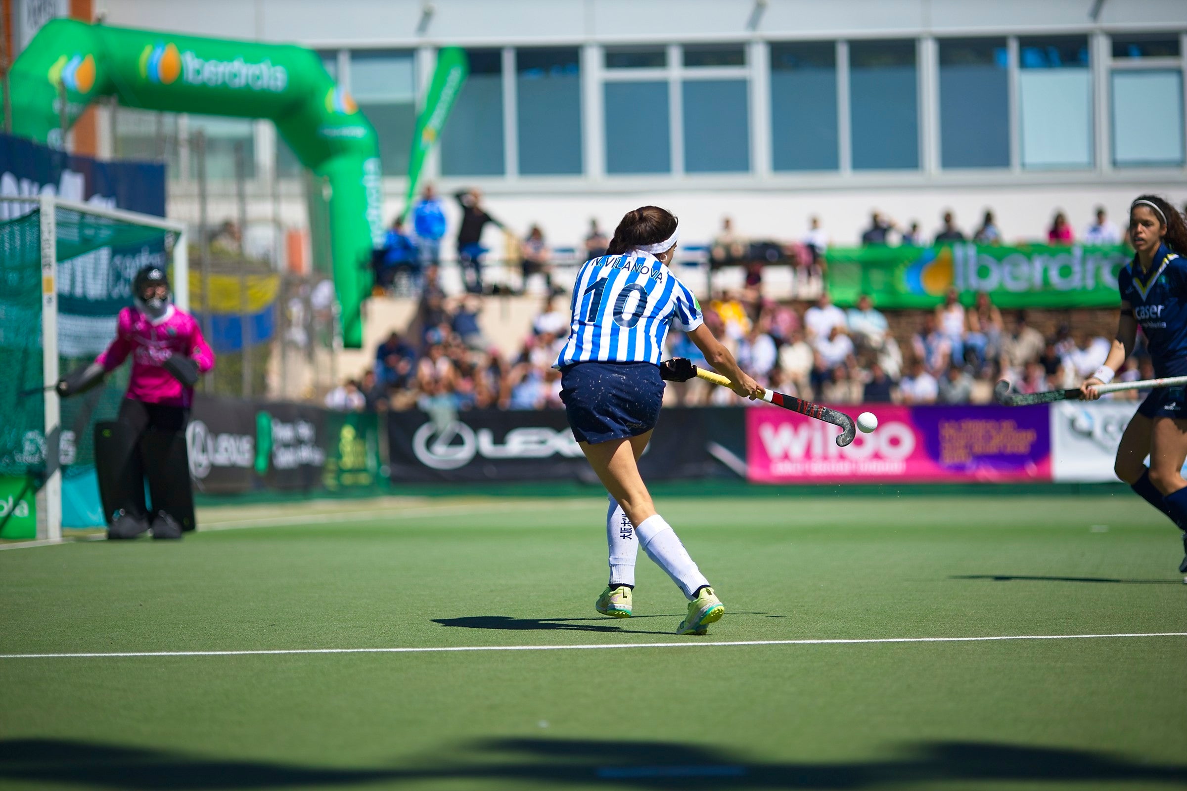 L'equip femení del Club Egara ha fet història en el món de l'hoquei. Les blanc-i-blaves s'han proclamat campiones de la Copa de la Reina després de vèncer a la gran final al Club de Campo als Shoot Outs. Aquesta era la primera vegada que les terrassenques es classificaven per a la final d'aquesta competició i la primera ha estat la vençuda. A més, ho han pogut fer a les seves instal·lacions i davant de tota la seva afició | Cristian Torras