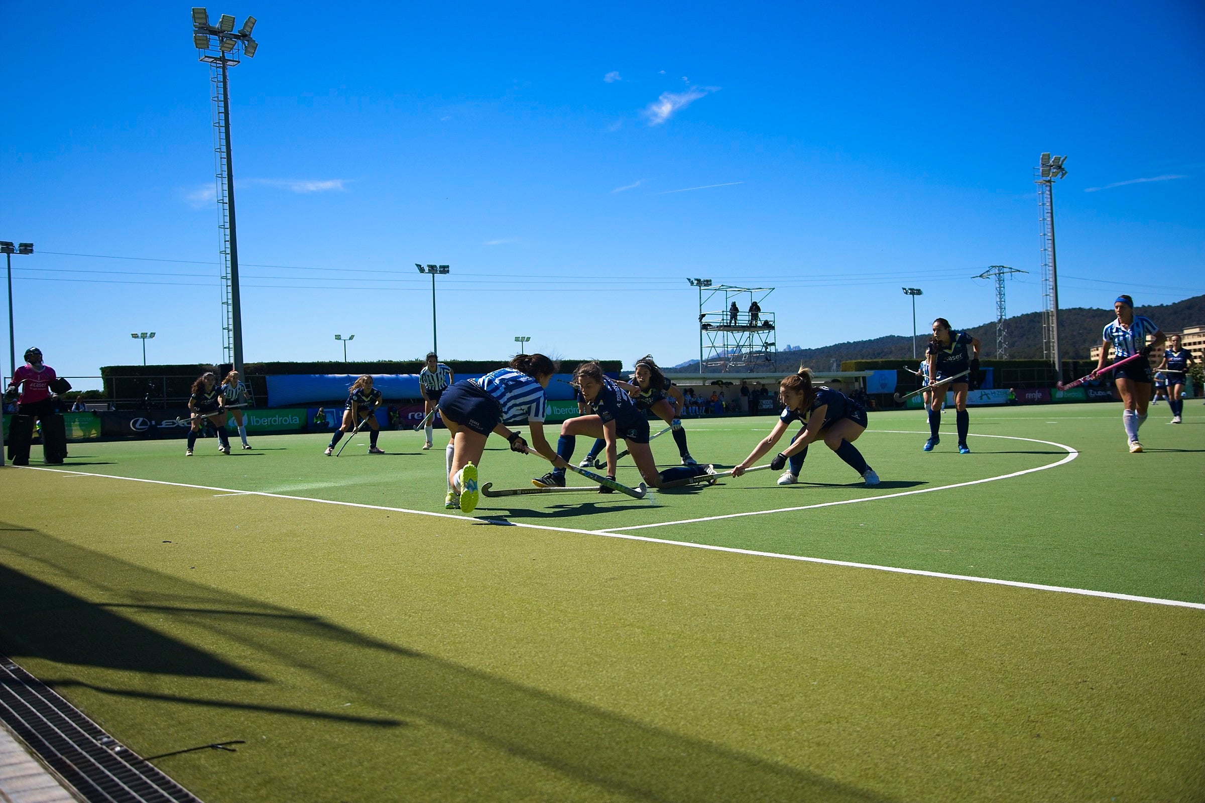 L'equip femení del Club Egara ha fet història en el món de l'hoquei. Les blanc-i-blaves s'han proclamat campiones de la Copa de la Reina després de vèncer a la gran final al Club de Campo als Shoot Outs. Aquesta era la primera vegada que les terrassenques es classificaven per a la final d'aquesta competició i la primera ha estat la vençuda. A més, ho han pogut fer a les seves instal·lacions i davant de tota la seva afició | Cristian Torras