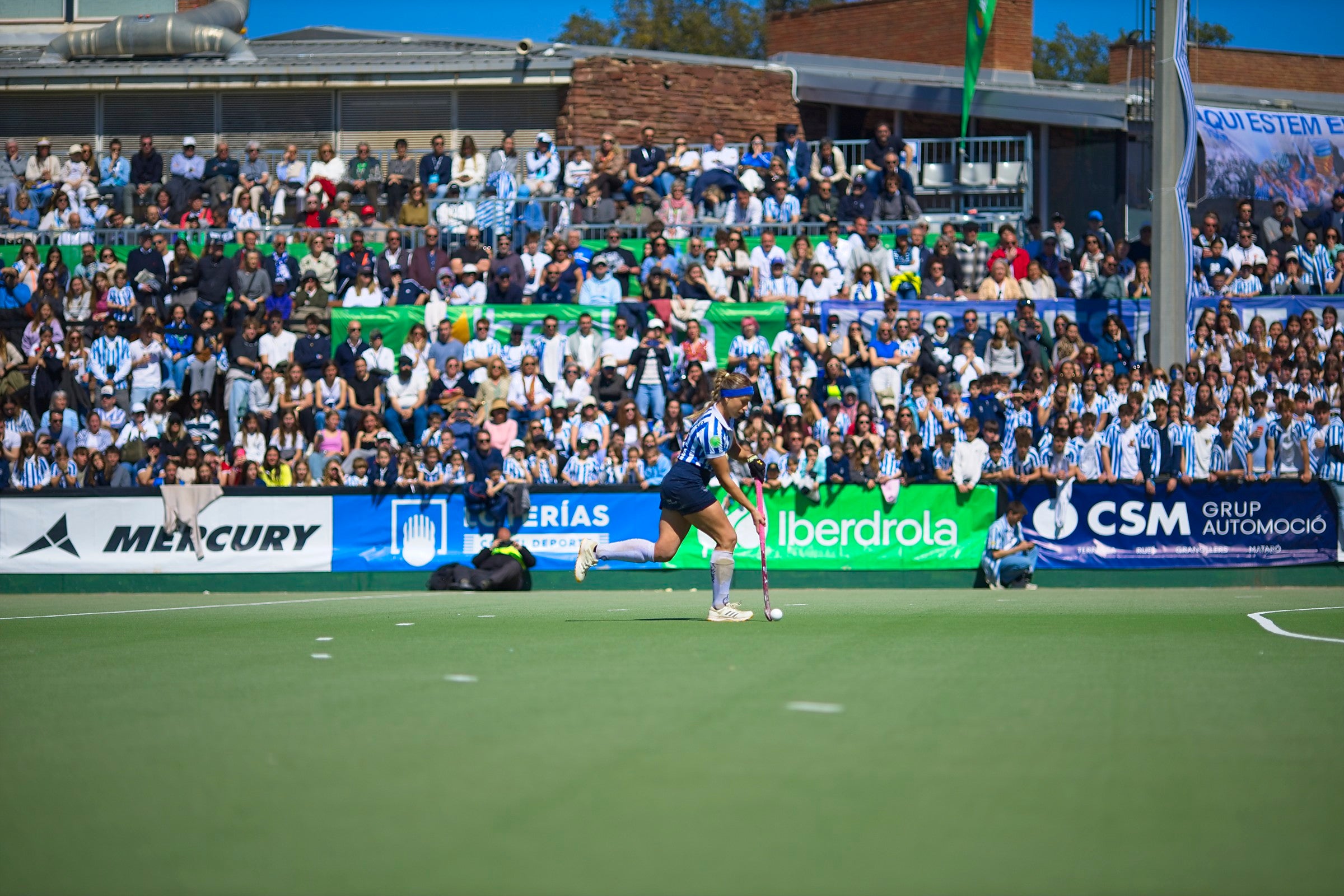 L'equip femení del Club Egara ha fet història en el món de l'hoquei. Les blanc-i-blaves s'han proclamat campiones de la Copa de la Reina després de vèncer a la gran final al Club de Campo als Shoot Outs. Aquesta era la primera vegada que les terrassenques es classificaven per a la final d'aquesta competició i la primera ha estat la vençuda. A més, ho han pogut fer a les seves instal·lacions i davant de tota la seva afició | Cristian Torras