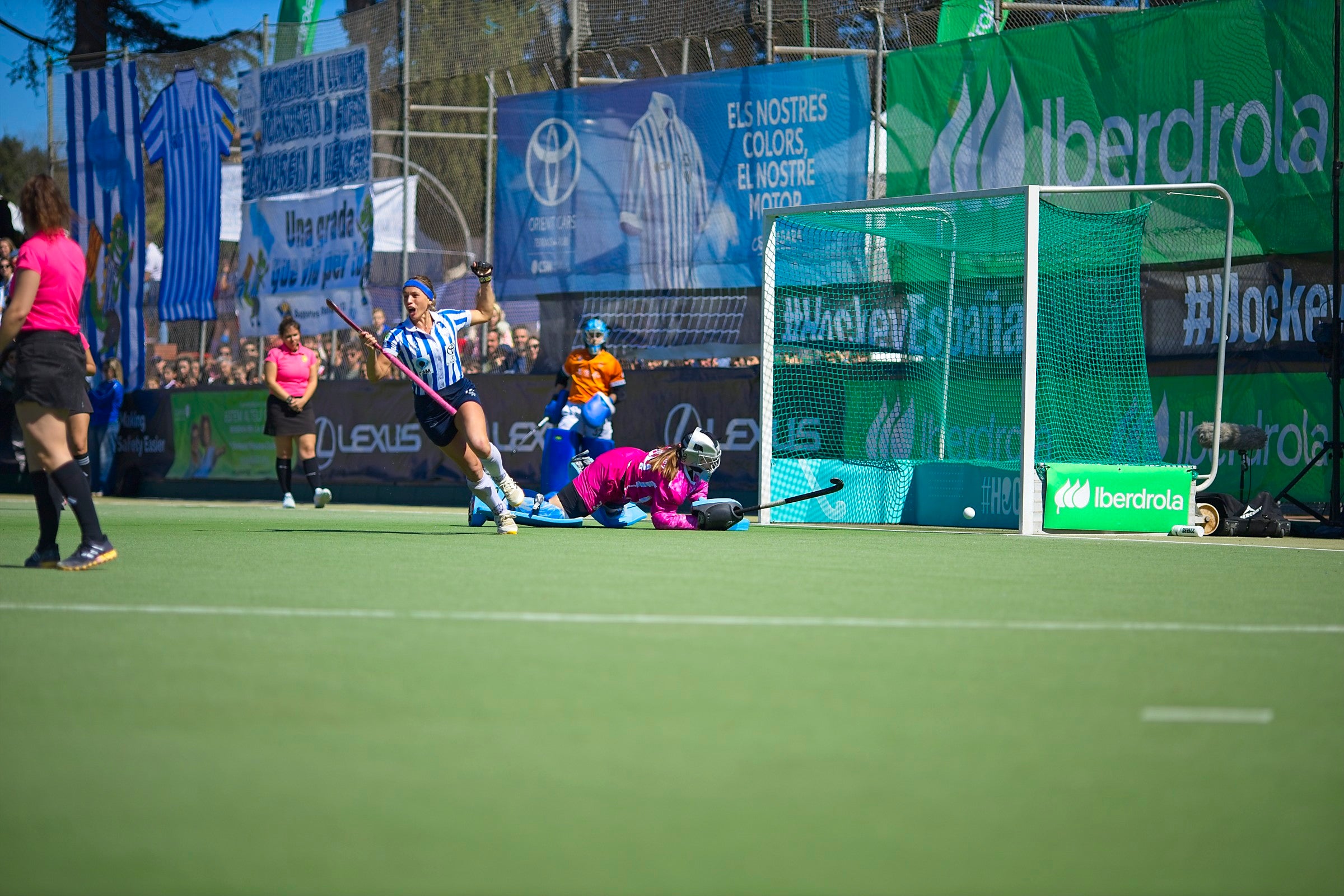 L'equip femení del Club Egara ha fet història en el món de l'hoquei. Les blanc-i-blaves s'han proclamat campiones de la Copa de la Reina després de vèncer a la gran final al Club de Campo als Shoot Outs. Aquesta era la primera vegada que les terrassenques es classificaven per a la final d'aquesta competició i la primera ha estat la vençuda. A més, ho han pogut fer a les seves instal·lacions i davant de tota la seva afició | Cristian Torras