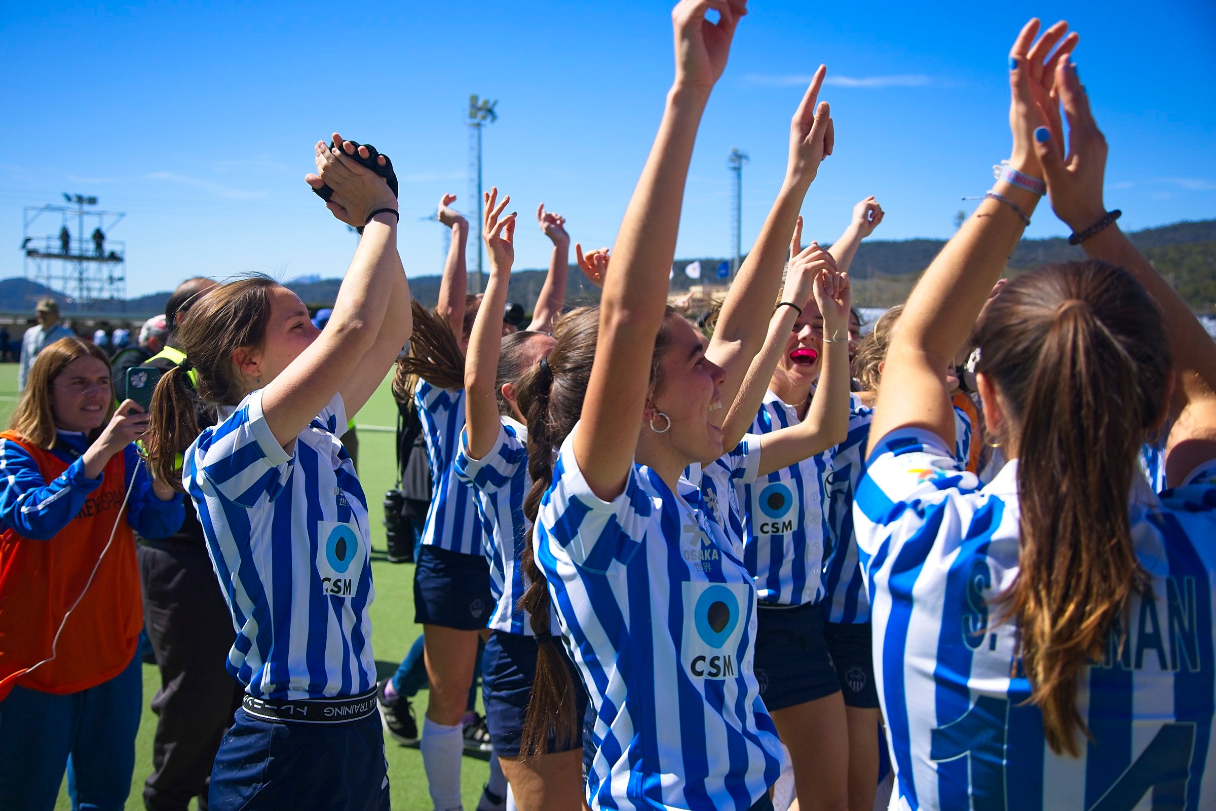L'equip femení del Club Egara ha fet història en el món de l'hoquei. Les blanc-i-blaves s'han proclamat campiones de la Copa de la Reina després de vèncer a la gran final al Club de Campo als Shoot Outs. Aquesta era la primera vegada que les terrassenques es classificaven per a la final d'aquesta competició i la primera ha estat la vençuda. A més, ho han pogut fer a les seves instal·lacions i davant de tota la seva afició | Cristian Torras