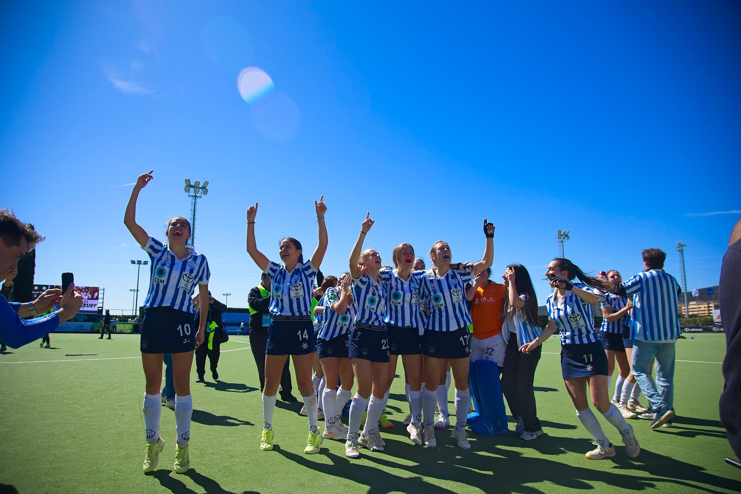 L'equip femení del Club Egara ha fet història en el món de l'hoquei. Les blanc-i-blaves s'han proclamat campiones de la Copa de la Reina després de vèncer a la gran final al Club de Campo als Shoot Outs. Aquesta era la primera vegada que les terrassenques es classificaven per a la final d'aquesta competició i la primera ha estat la vençuda. A més, ho han pogut fer a les seves instal·lacions i davant de tota la seva afició | Cristian Torras