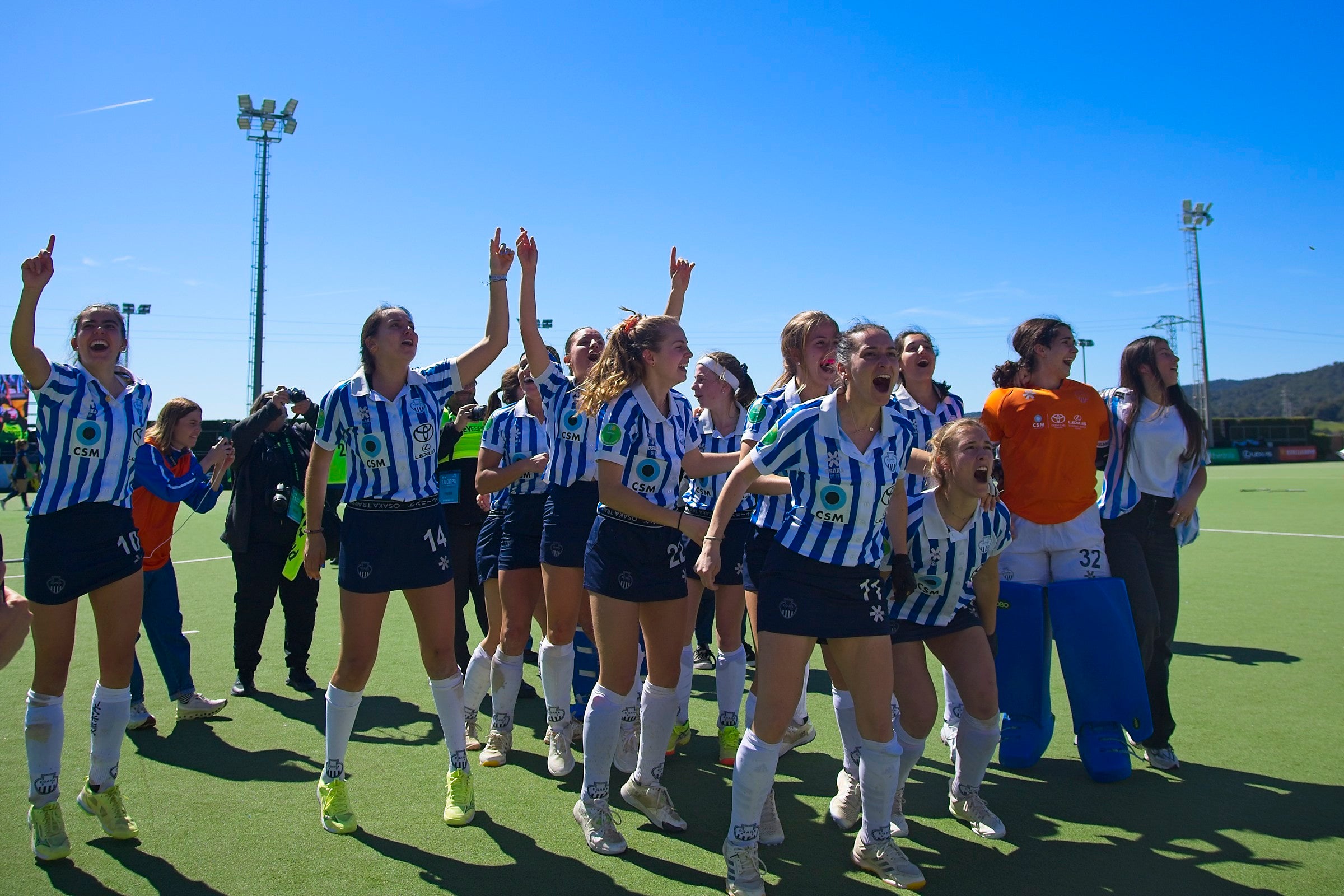 L'equip femení del Club Egara ha fet història en el món de l'hoquei. Les blanc-i-blaves s'han proclamat campiones de la Copa de la Reina després de vèncer a la gran final al Club de Campo als Shoot Outs. Aquesta era la primera vegada que les terrassenques es classificaven per a la final d'aquesta competició i la primera ha estat la vençuda. A més, ho han pogut fer a les seves instal·lacions i davant de tota la seva afició | Cristian Torras