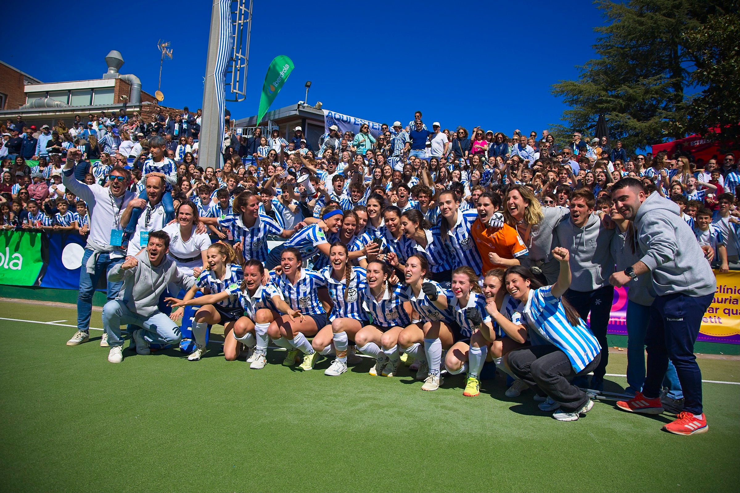 L'equip femení del Club Egara ha fet història en el món de l'hoquei. Les blanc-i-blaves s'han proclamat campiones de la Copa de la Reina després de vèncer a la gran final al Club de Campo als Shoot Outs. Aquesta era la primera vegada que les terrassenques es classificaven per a la final d'aquesta competició i la primera ha estat la vençuda. A més, ho han pogut fer a les seves instal·lacions i davant de tota la seva afició | Cristian Torras