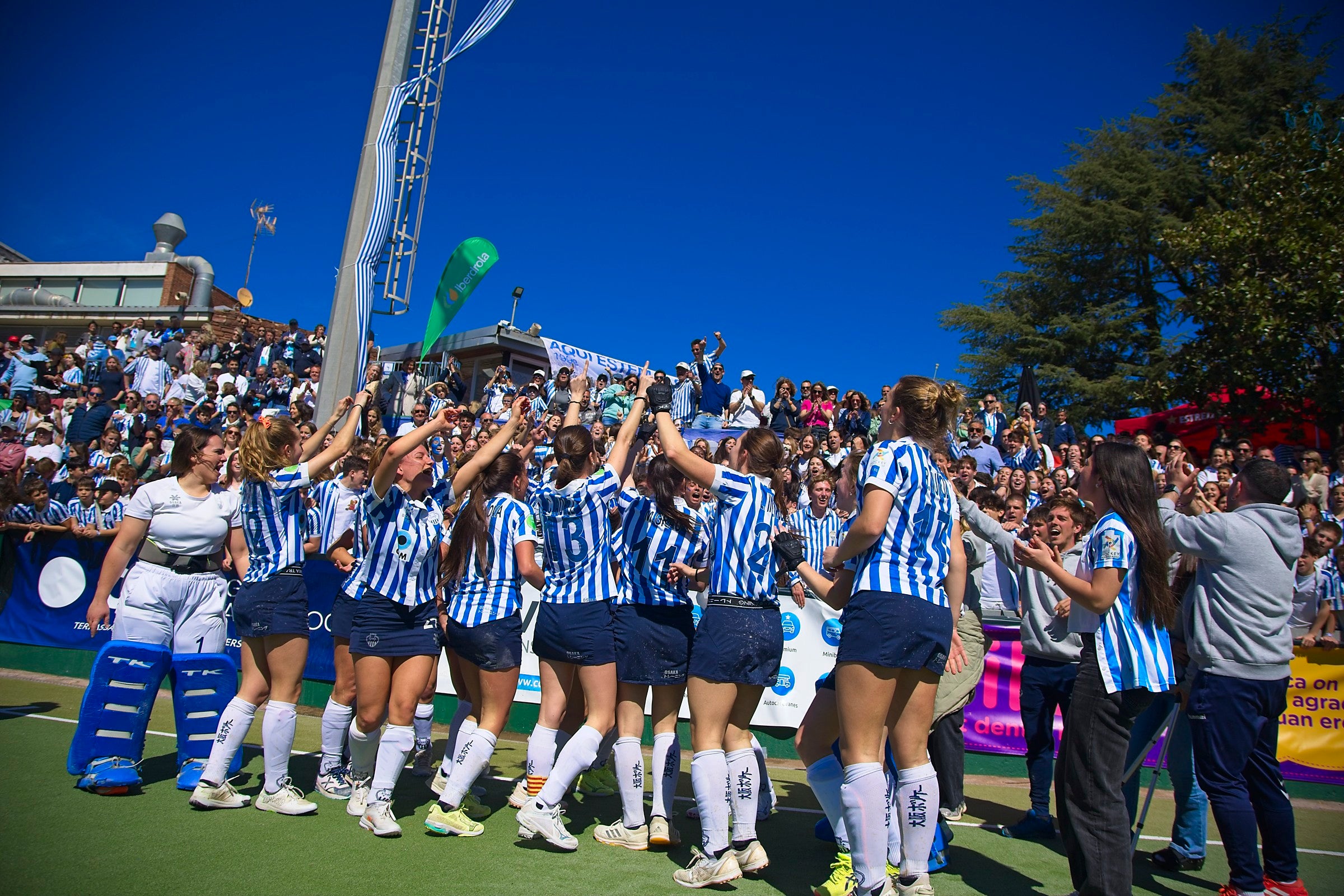 L'equip femení del Club Egara ha fet història en el món de l'hoquei. Les blanc-i-blaves s'han proclamat campiones de la Copa de la Reina després de vèncer a la gran final al Club de Campo als Shoot Outs. Aquesta era la primera vegada que les terrassenques es classificaven per a la final d'aquesta competició i la primera ha estat la vençuda. A més, ho han pogut fer a les seves instal·lacions i davant de tota la seva afició | Cristian Torras