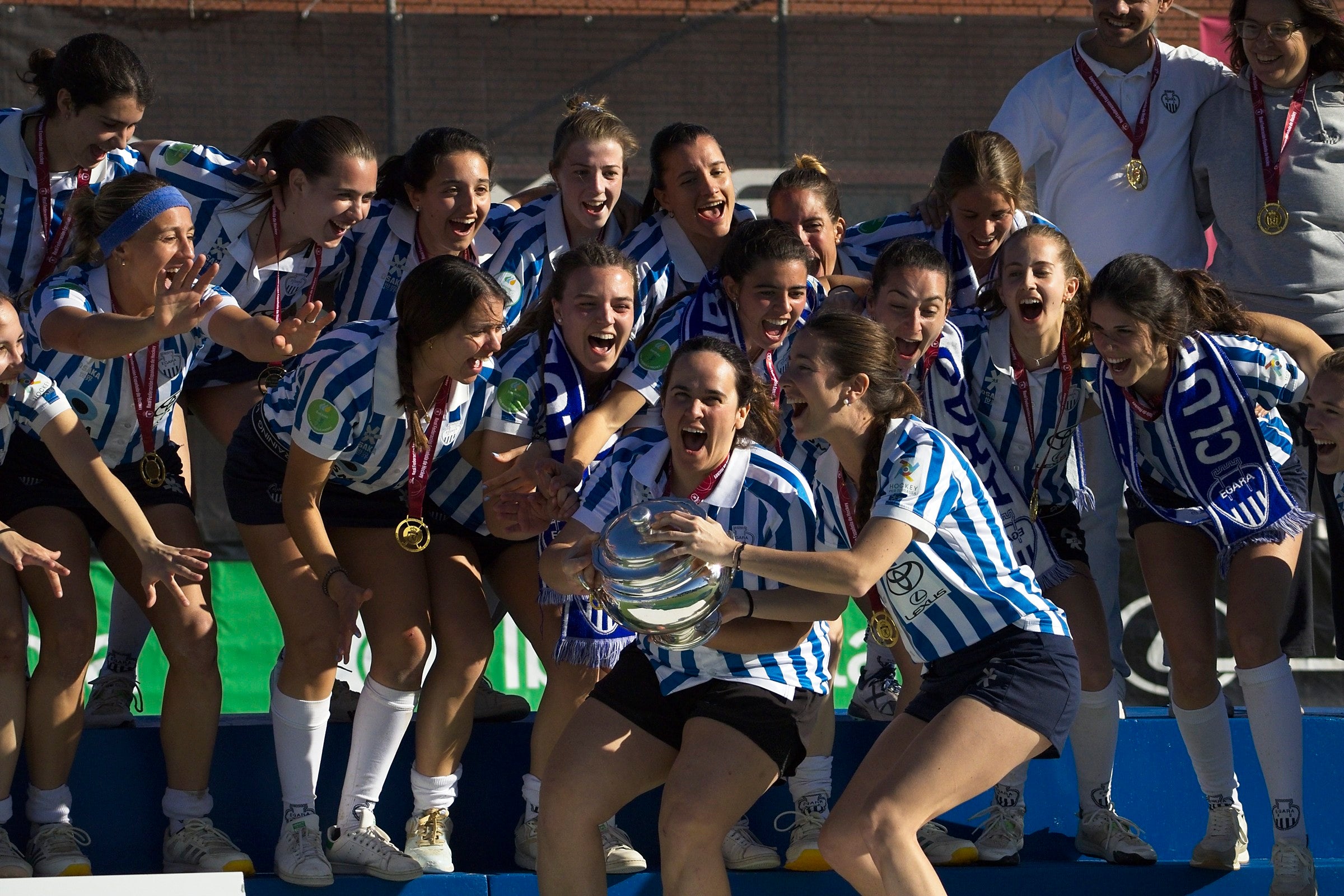 L'equip femení del Club Egara ha fet història en el món de l'hoquei. Les blanc-i-blaves s'han proclamat campiones de la Copa de la Reina després de vèncer a la gran final al Club de Campo als Shoot Outs. Aquesta era la primera vegada que les terrassenques es classificaven per a la final d'aquesta competició i la primera ha estat la vençuda. A més, ho han pogut fer a les seves instal·lacions i davant de tota la seva afició | Cristian Torras